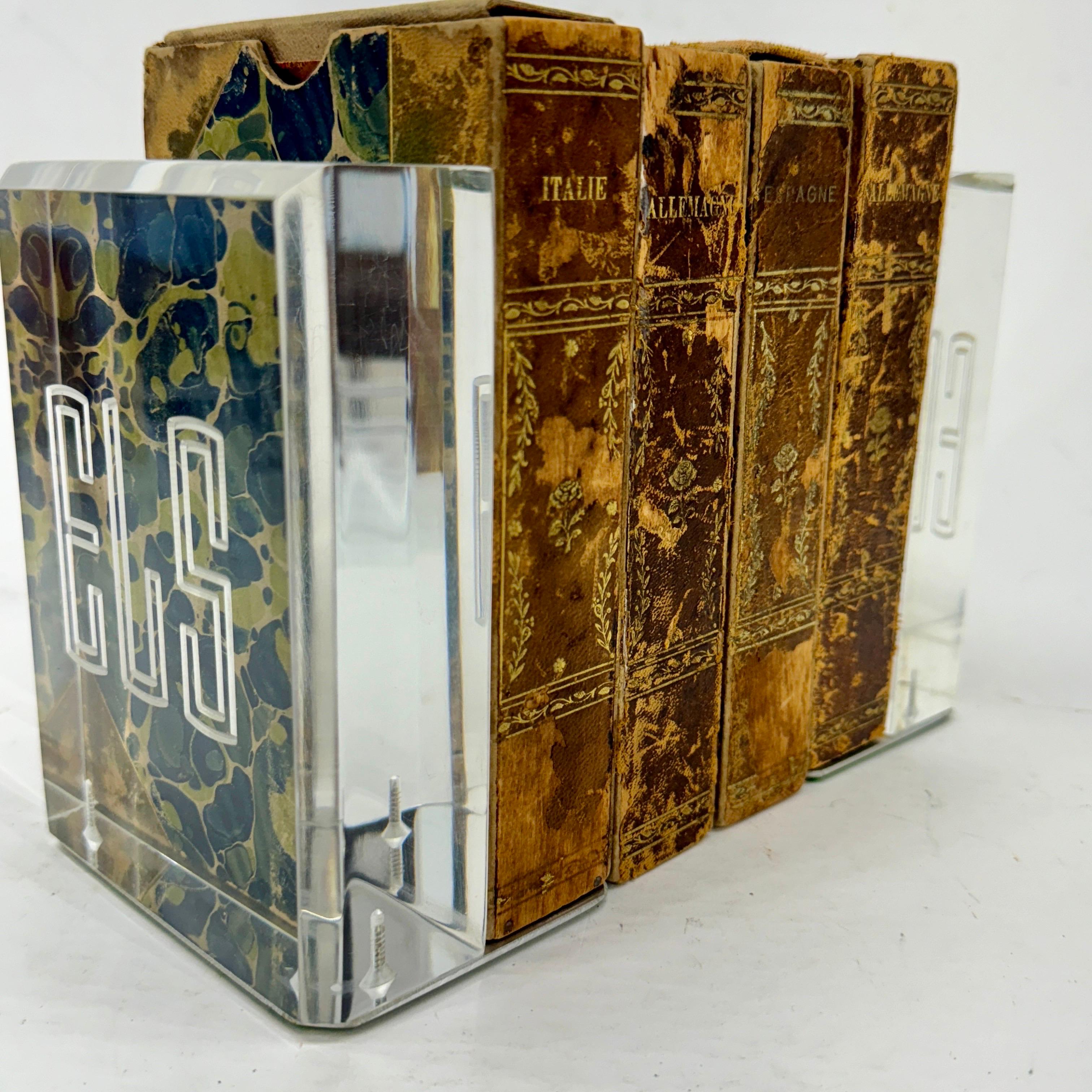 XX secolo Coppia di reggilibri in lucite rettangolari smussati della modernità di metà secolo in vendita
