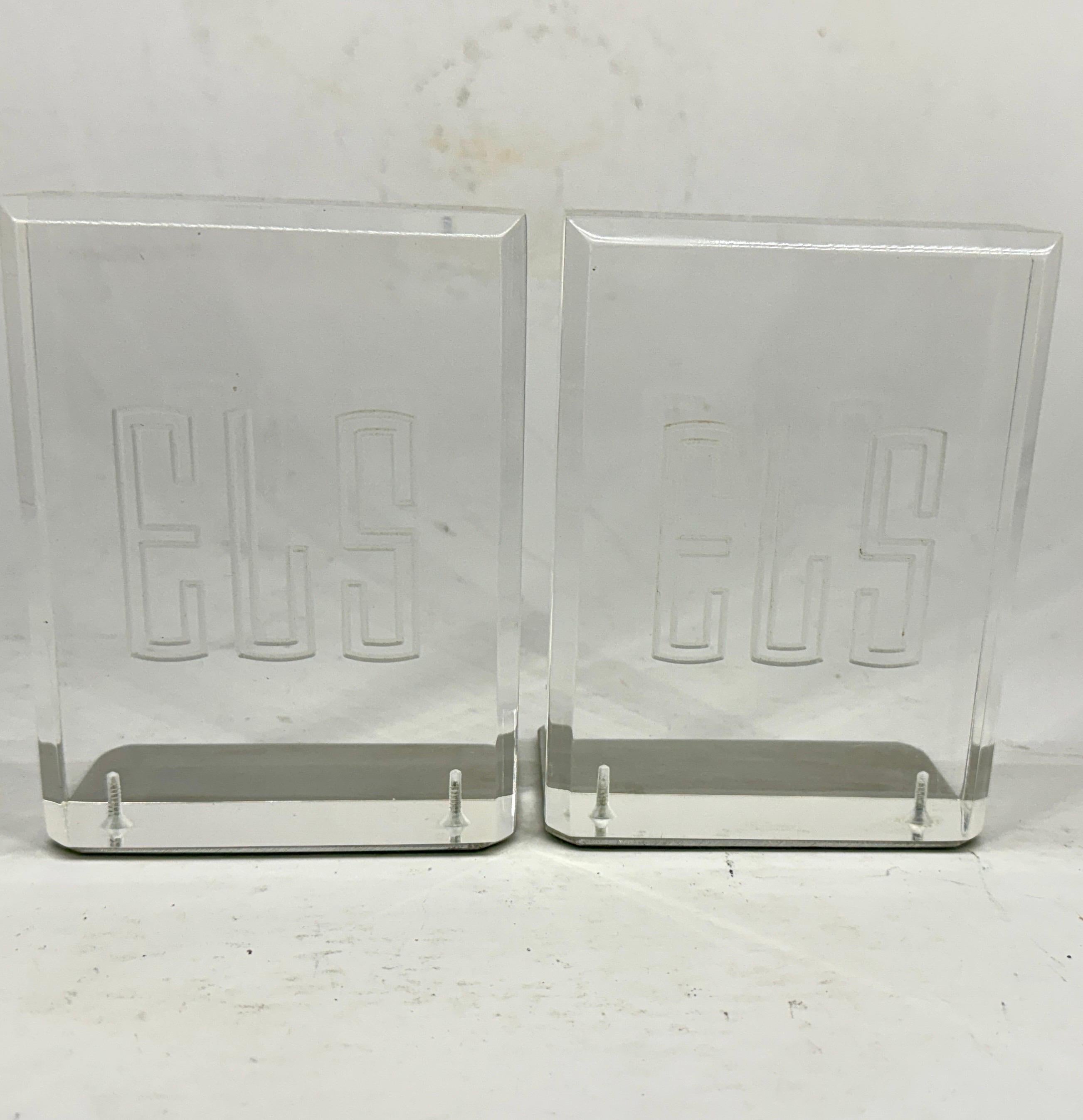 Lucite Coppia di reggilibri in lucite rettangolari smussati della modernità di metà secolo in vendita