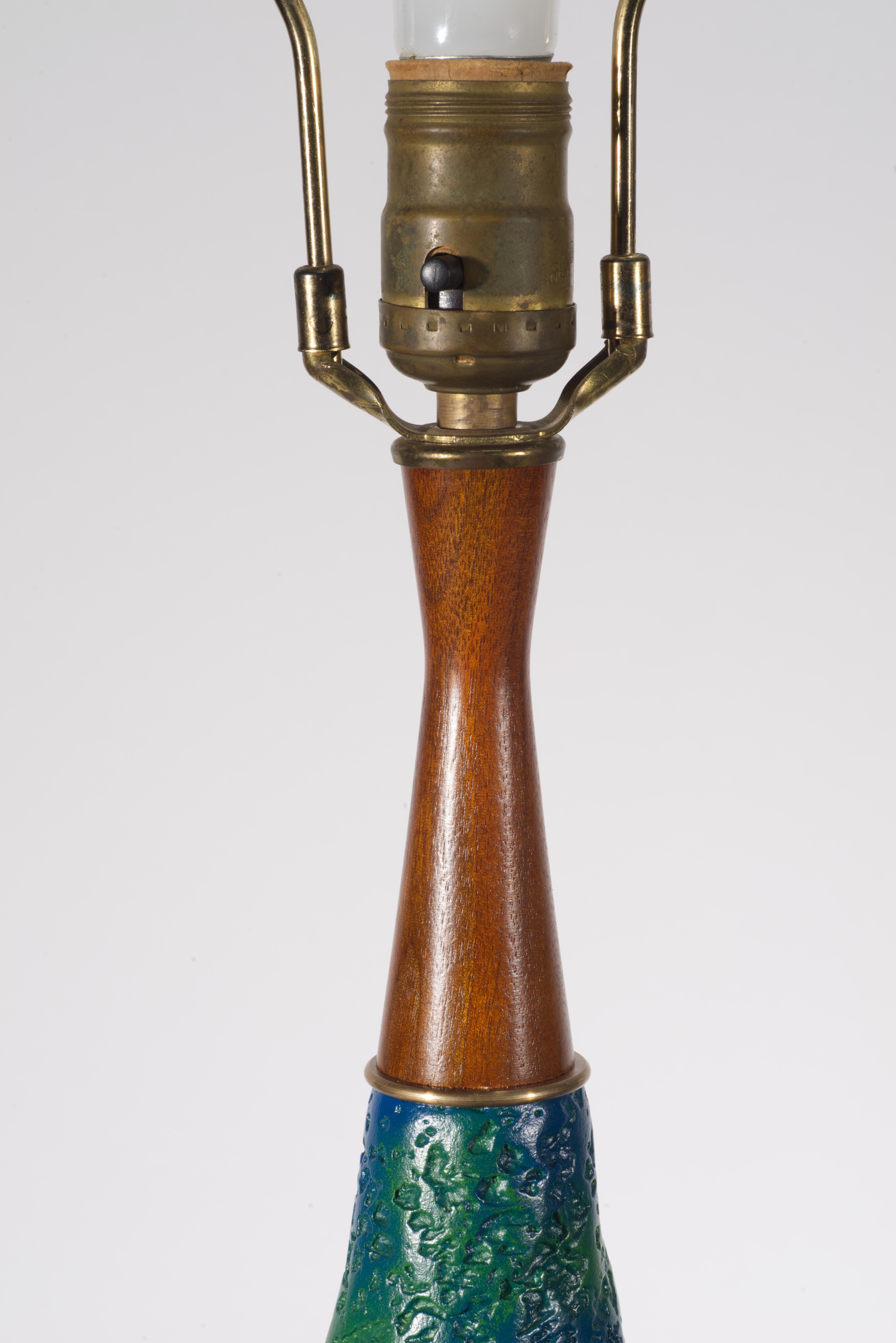 Paire de lampes de table en céramique à glaçure texturée bleue et verte du milieu du siècle dernier en vente 2