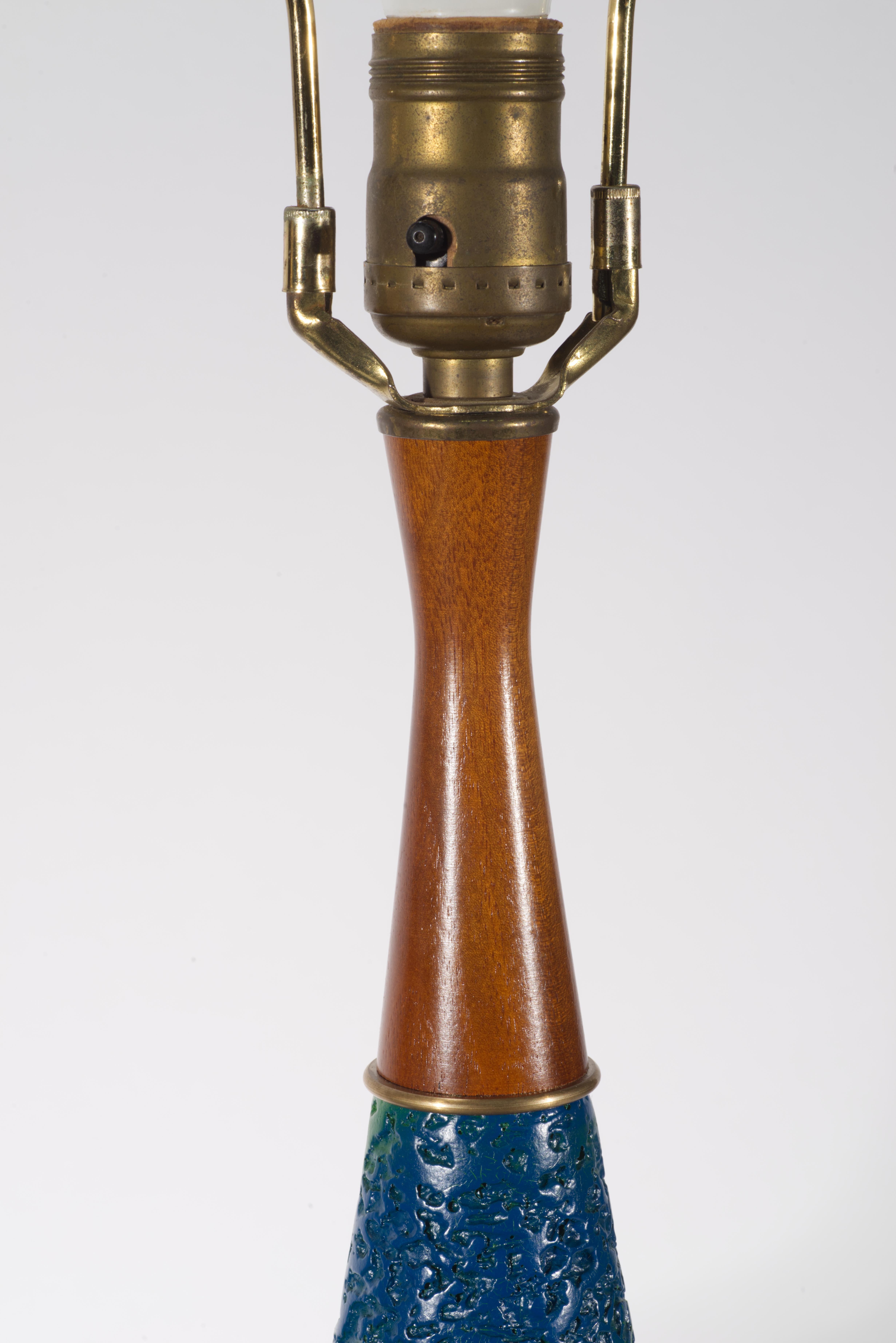 Paire de lampes de table en céramique à glaçure texturée bleue et verte du milieu du siècle dernier en vente 3