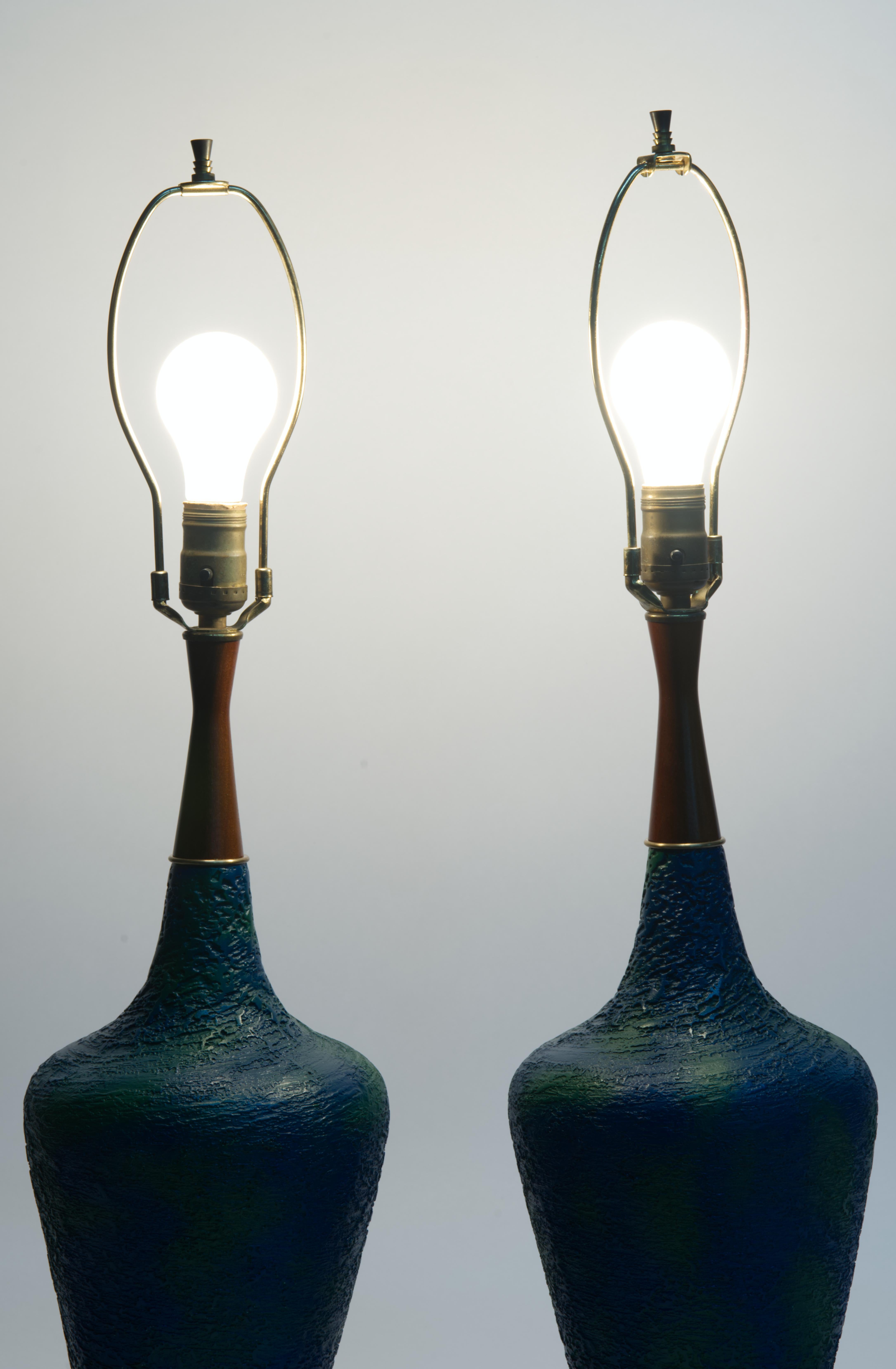 Paire de lampes de table en céramique à glaçure texturée bleue et verte du milieu du siècle dernier en vente 6