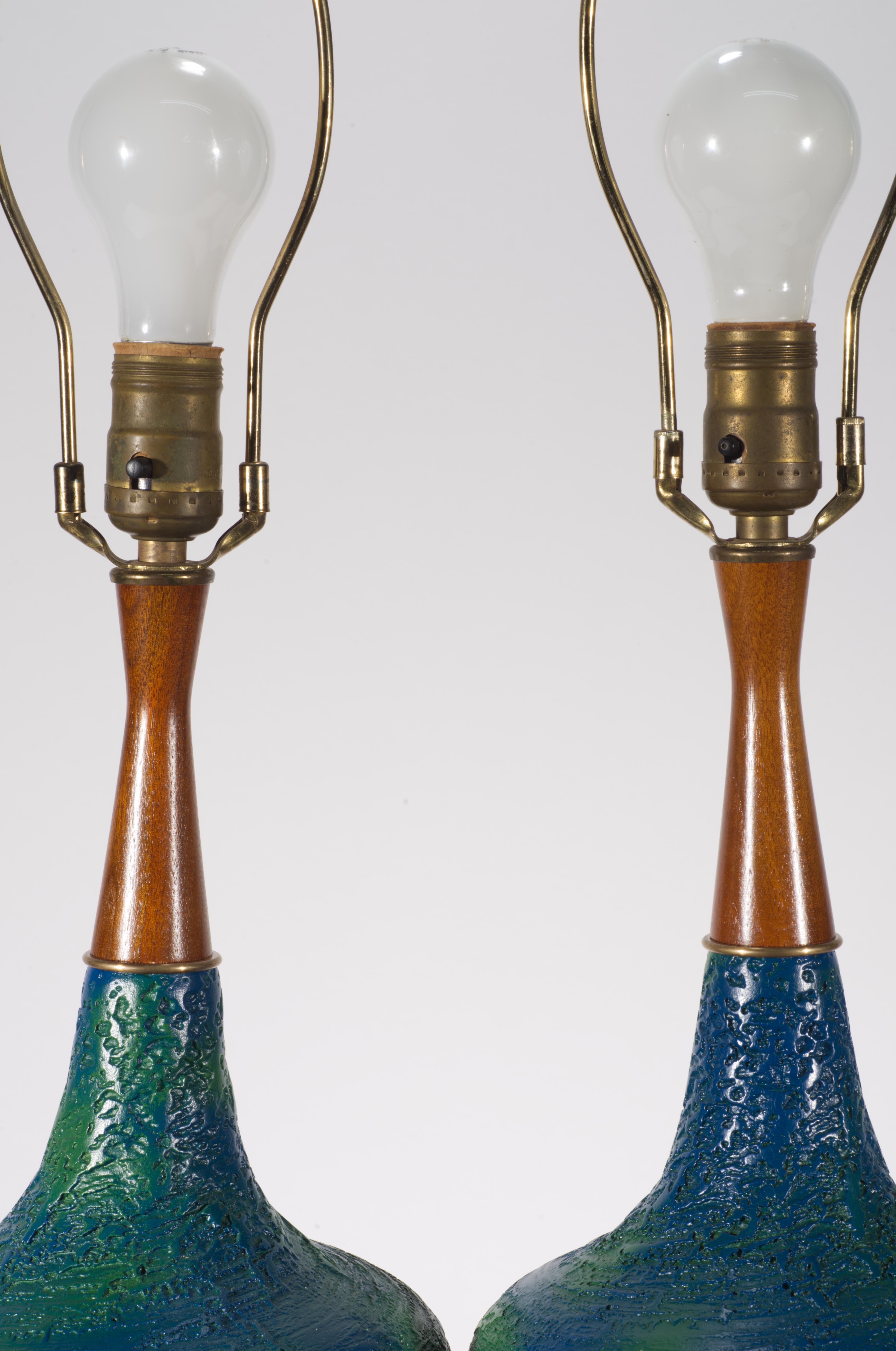 Mid-Century Modern Paire de lampes de table en céramique à glaçure texturée bleue et verte du milieu du siècle dernier en vente