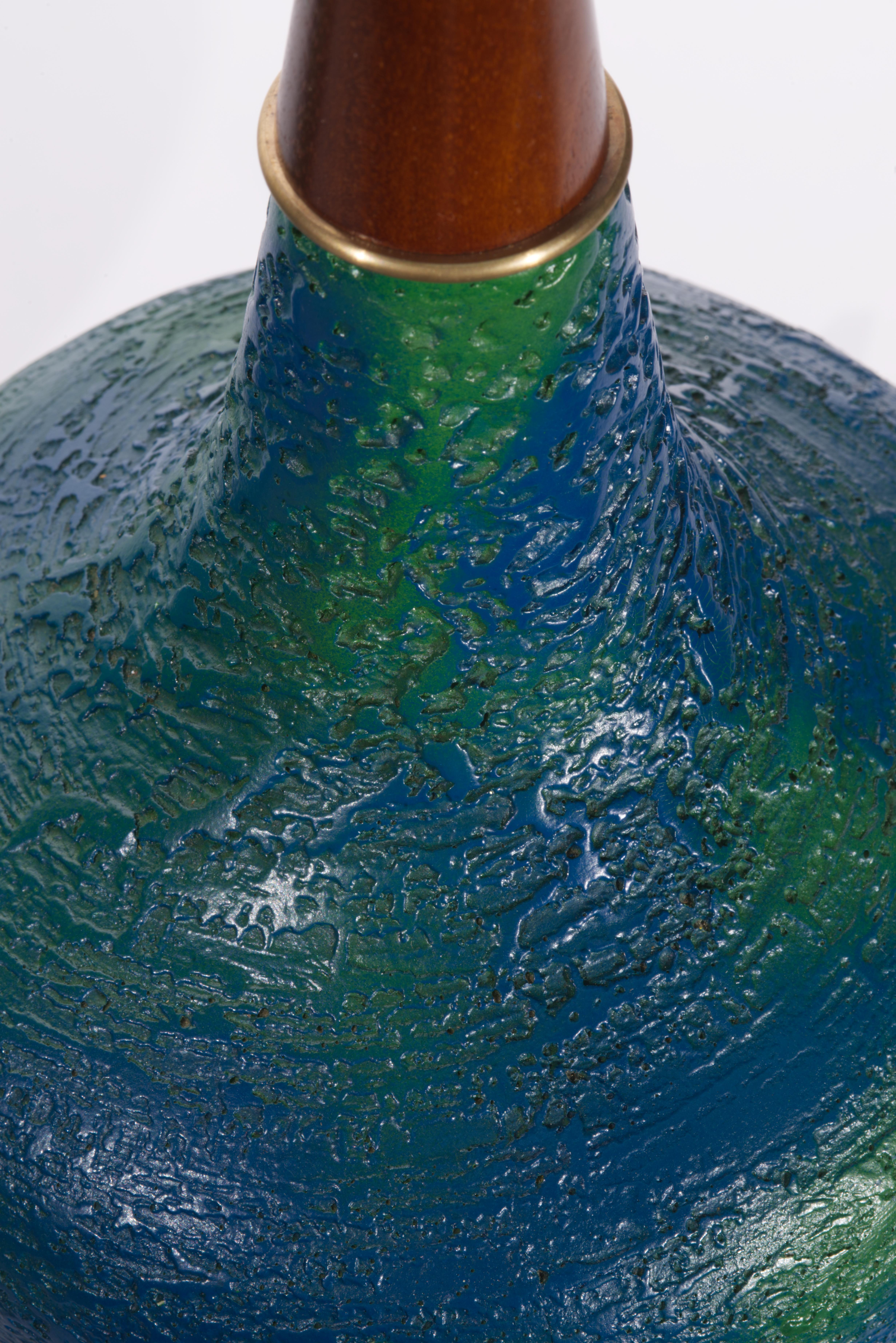 Américain Paire de lampes de table en céramique à glaçure texturée bleue et verte du milieu du siècle dernier en vente