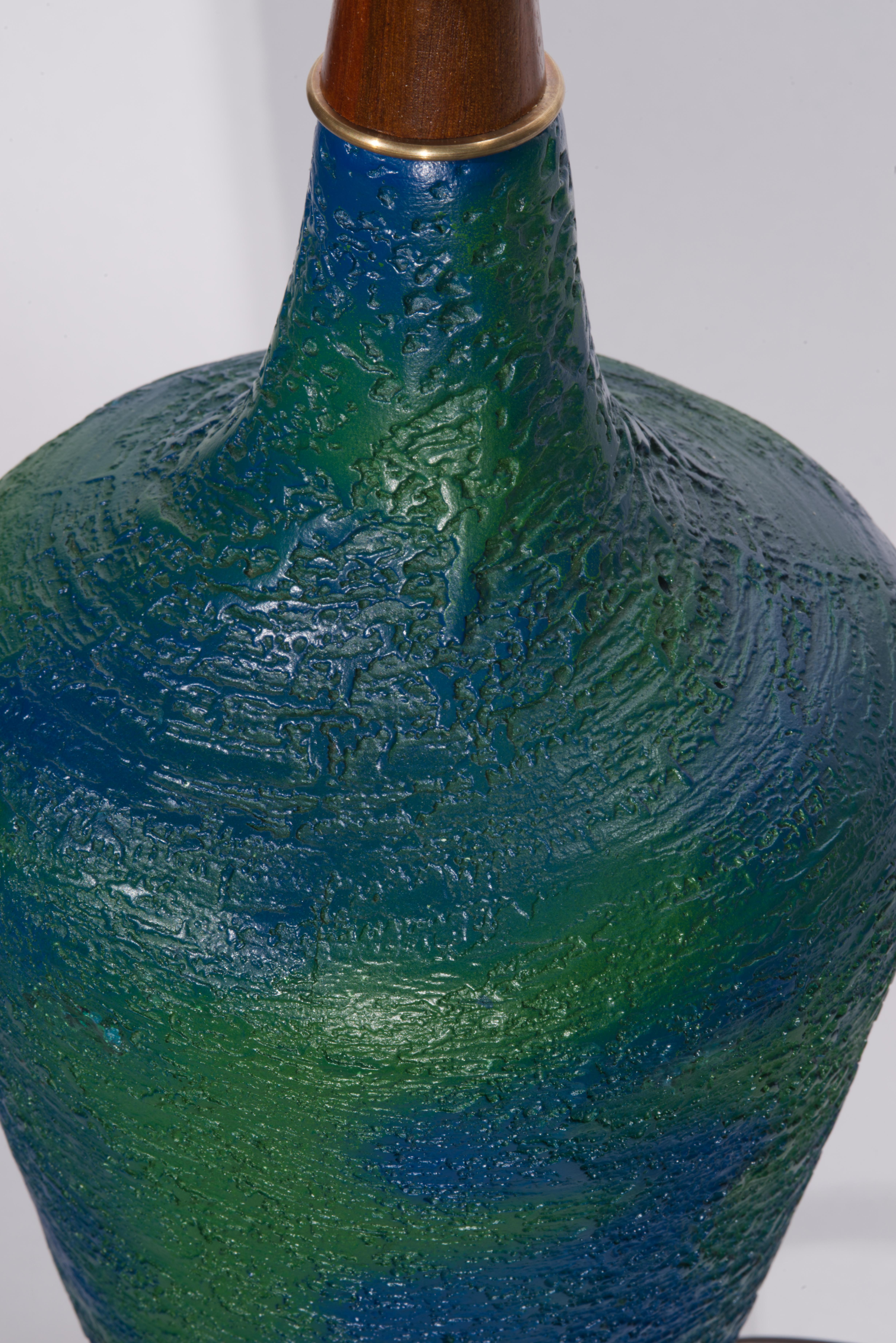 Fait main Paire de lampes de table en céramique à glaçure texturée bleue et verte du milieu du siècle dernier en vente