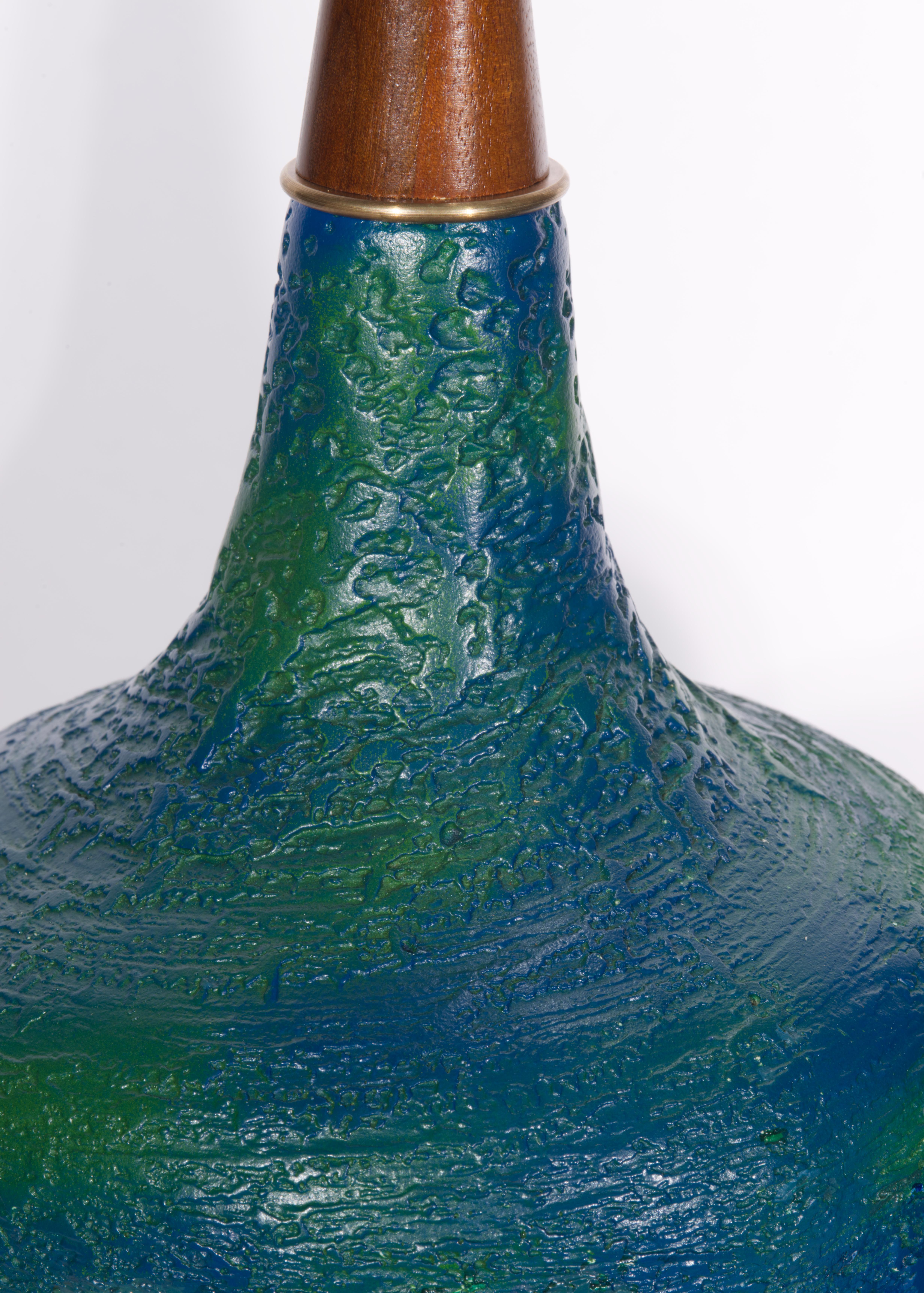 Paire de lampes de table en céramique à glaçure texturée bleue et verte du milieu du siècle dernier Bon état - En vente à Clifton Springs, NY