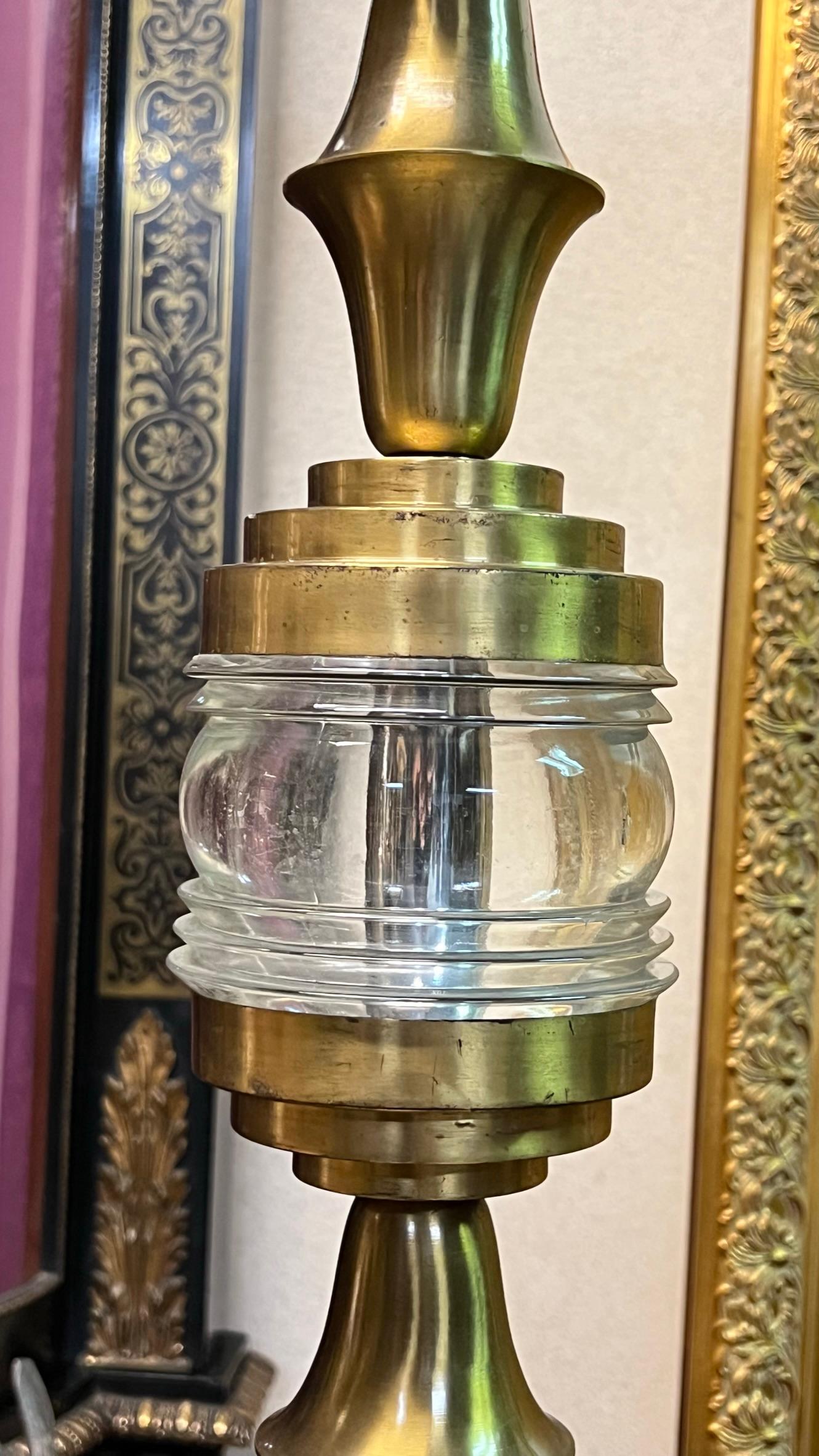 Paar Mid-Century Modern Stehlampen aus Messing und Glas im Angebot 7
