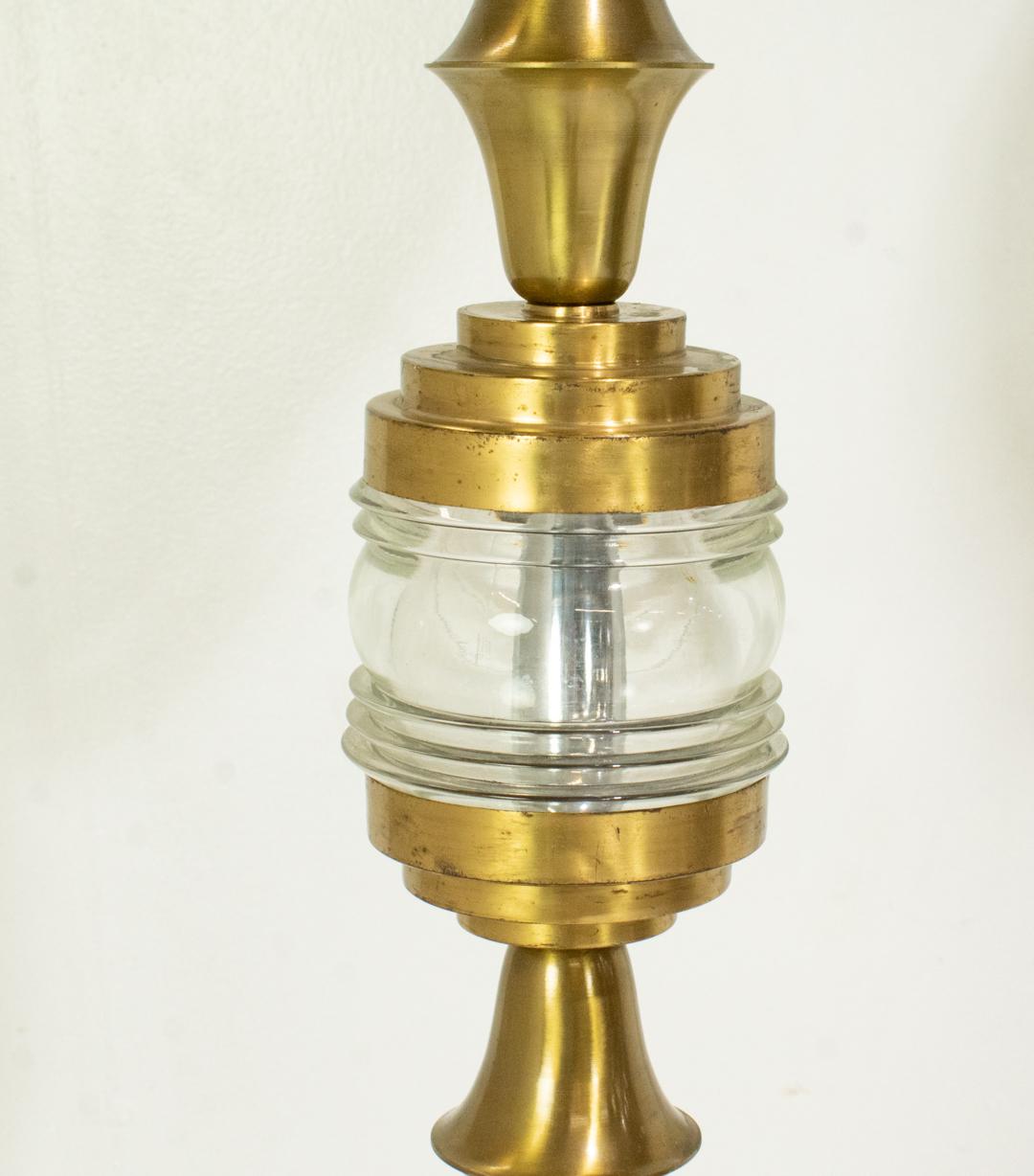 Mid-Century Modern Paire de lampadaires en laiton et verre The Modernity en vente