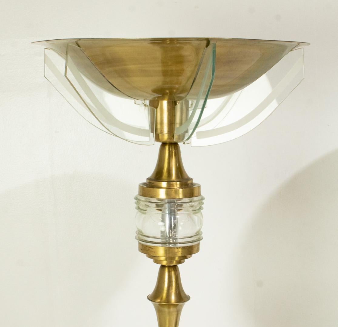 Paar Mid-Century Modern Stehlampen aus Messing und Glas im Angebot 1