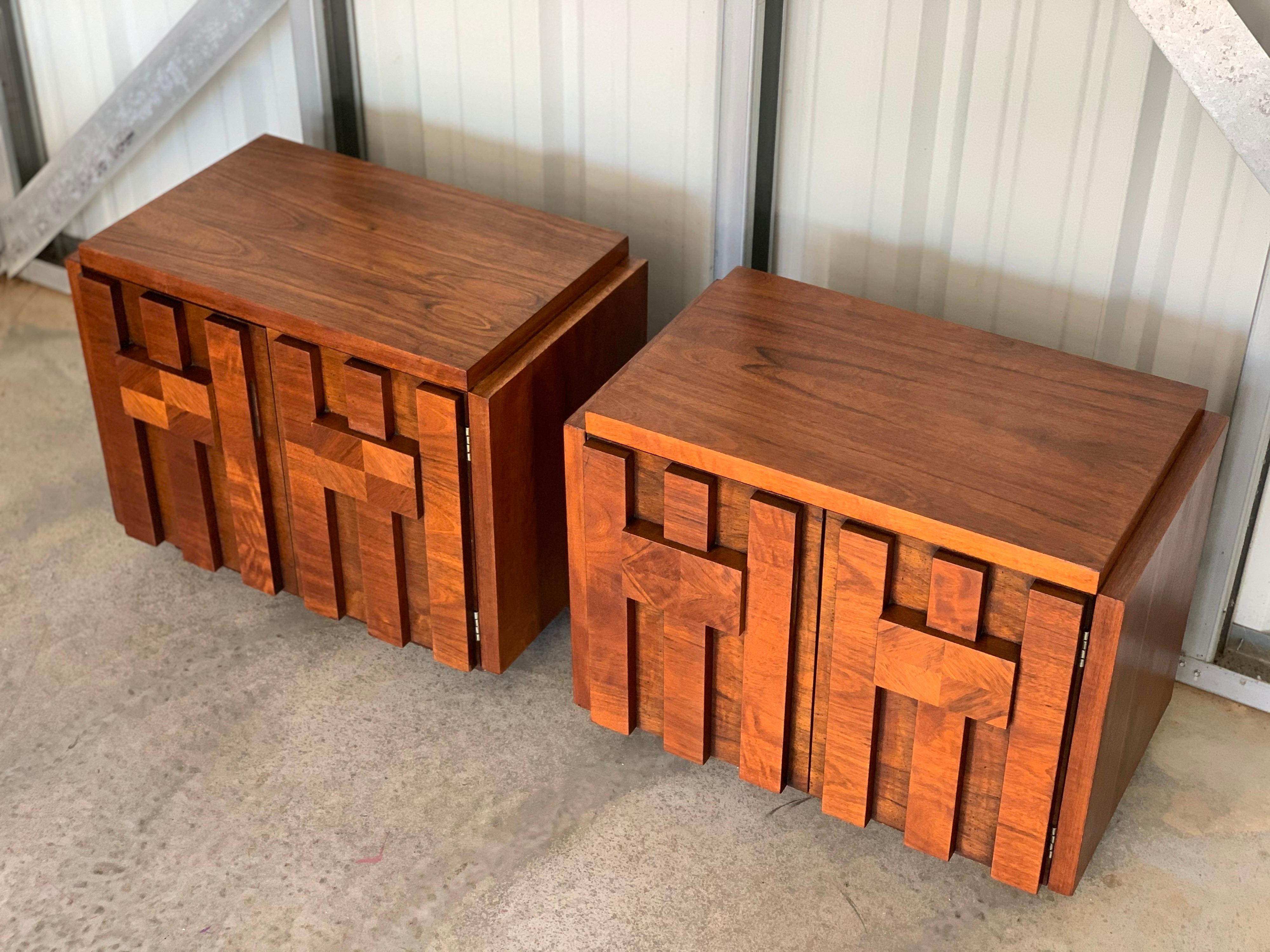 Pair of Mid-Century Modern Brutalist Style Nightstands in Walnut by Lane In Good Condition In Framingham, MA