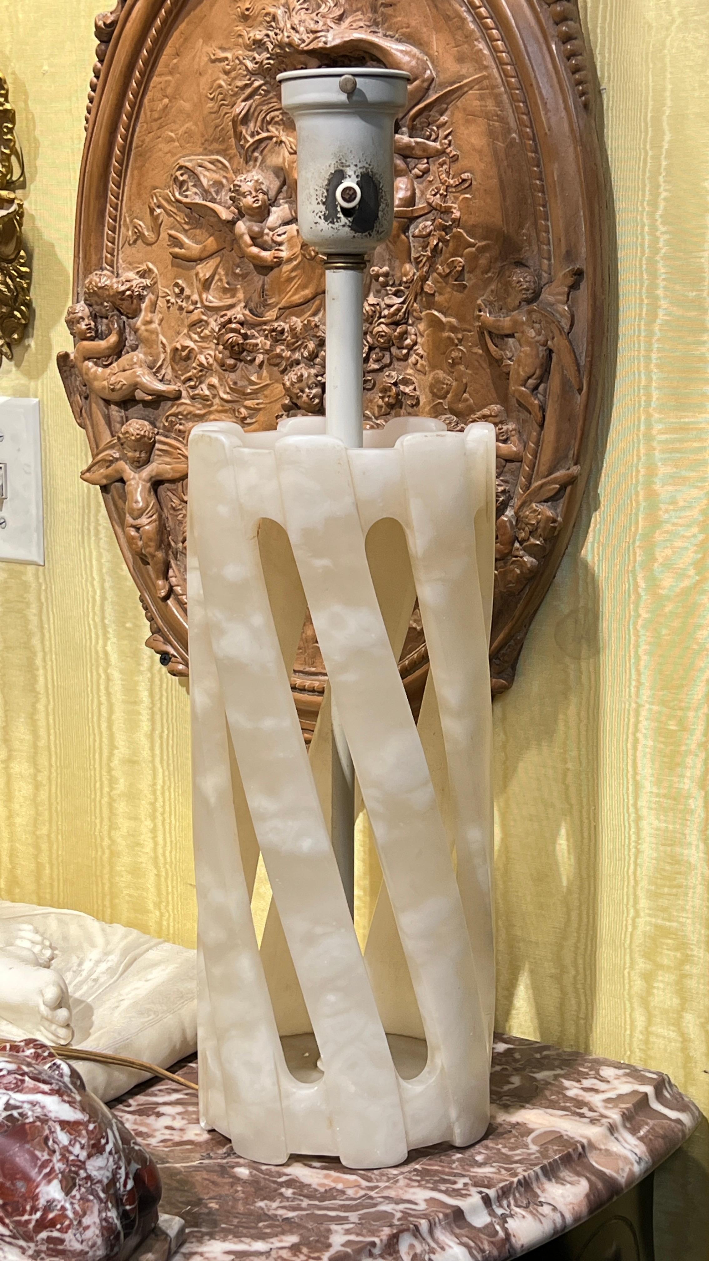 Pareja de lámparas de sobremesa modernas de mediados de siglo de la década de 1950, finamente esculpidas en alabastro, con forma cilíndrica ovalada arremolinada y un único casquillo estándar y cables.  Cada una mide 23 3/4 pulgadas de alto.