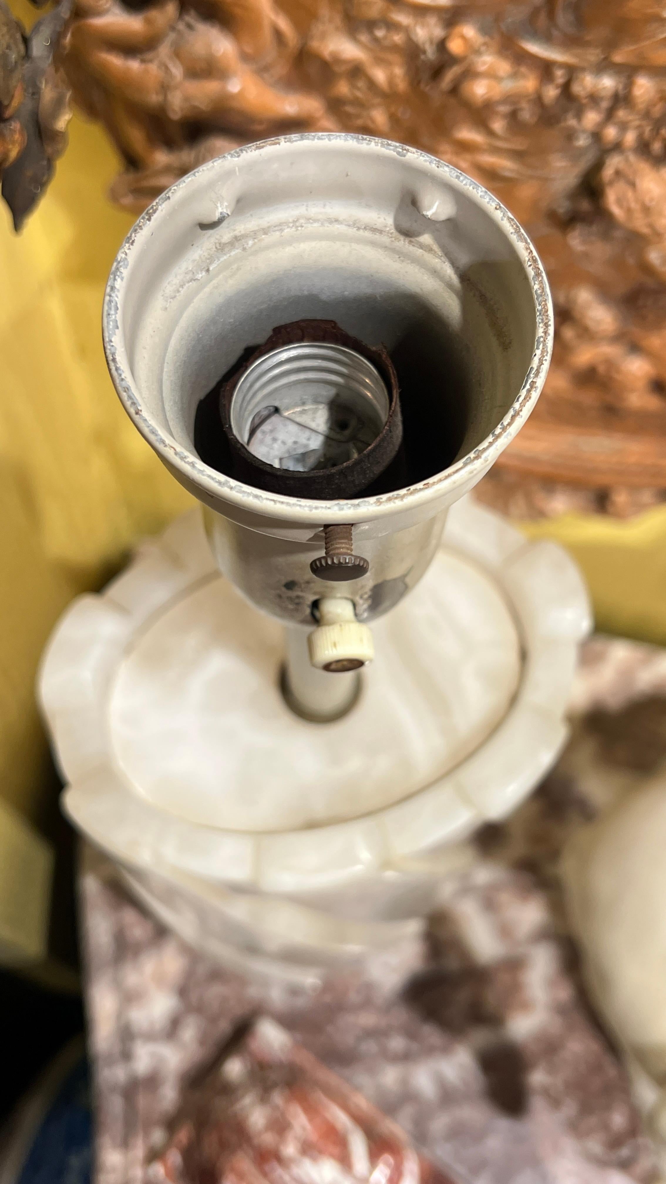 Pair Mid-Century Modern Carved Alabaster Table Lamps Moderno de mediados de siglo en venta