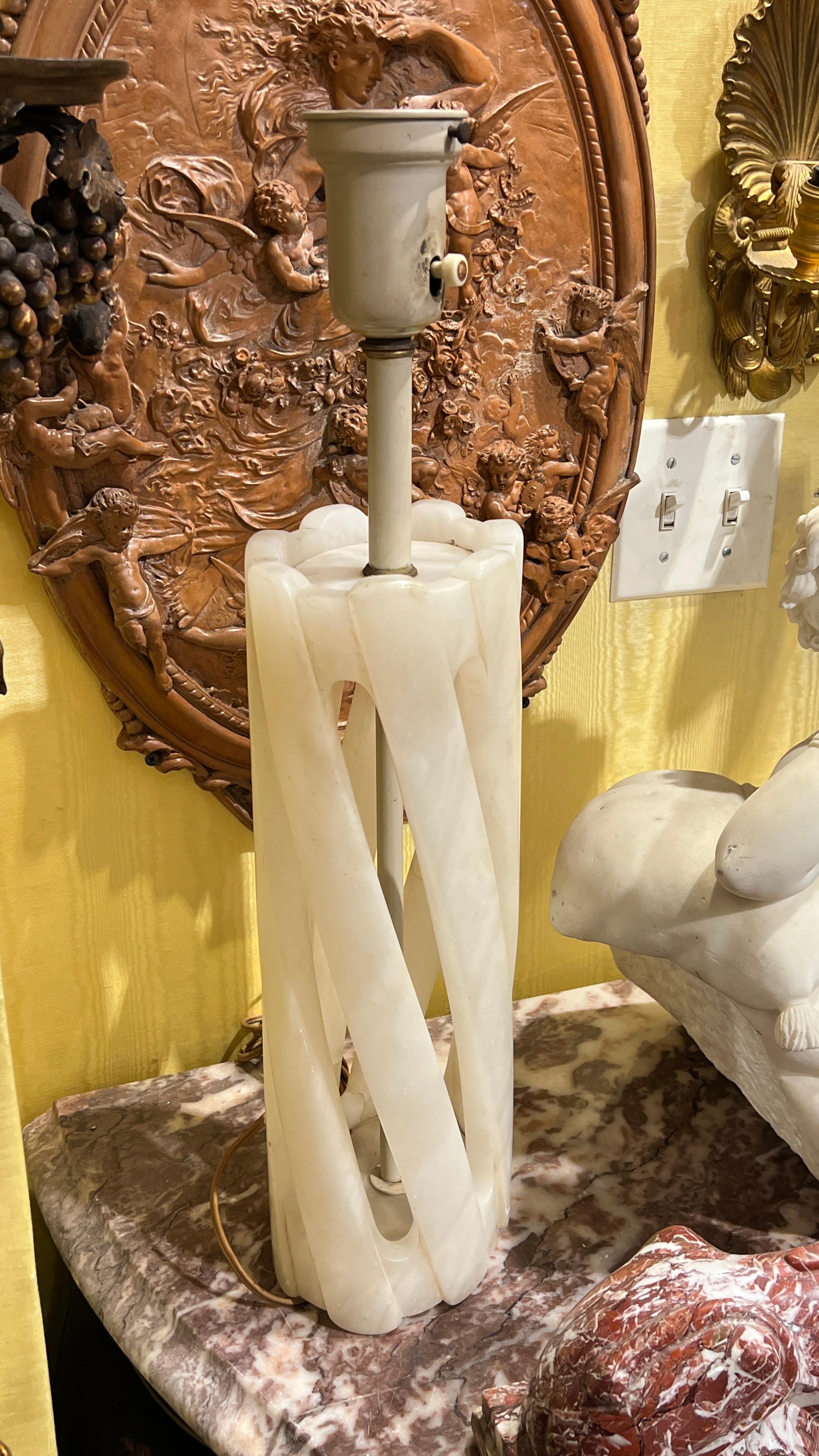 Pair Mid-Century Modern Carved Alabaster Table Lamps Italiano en venta