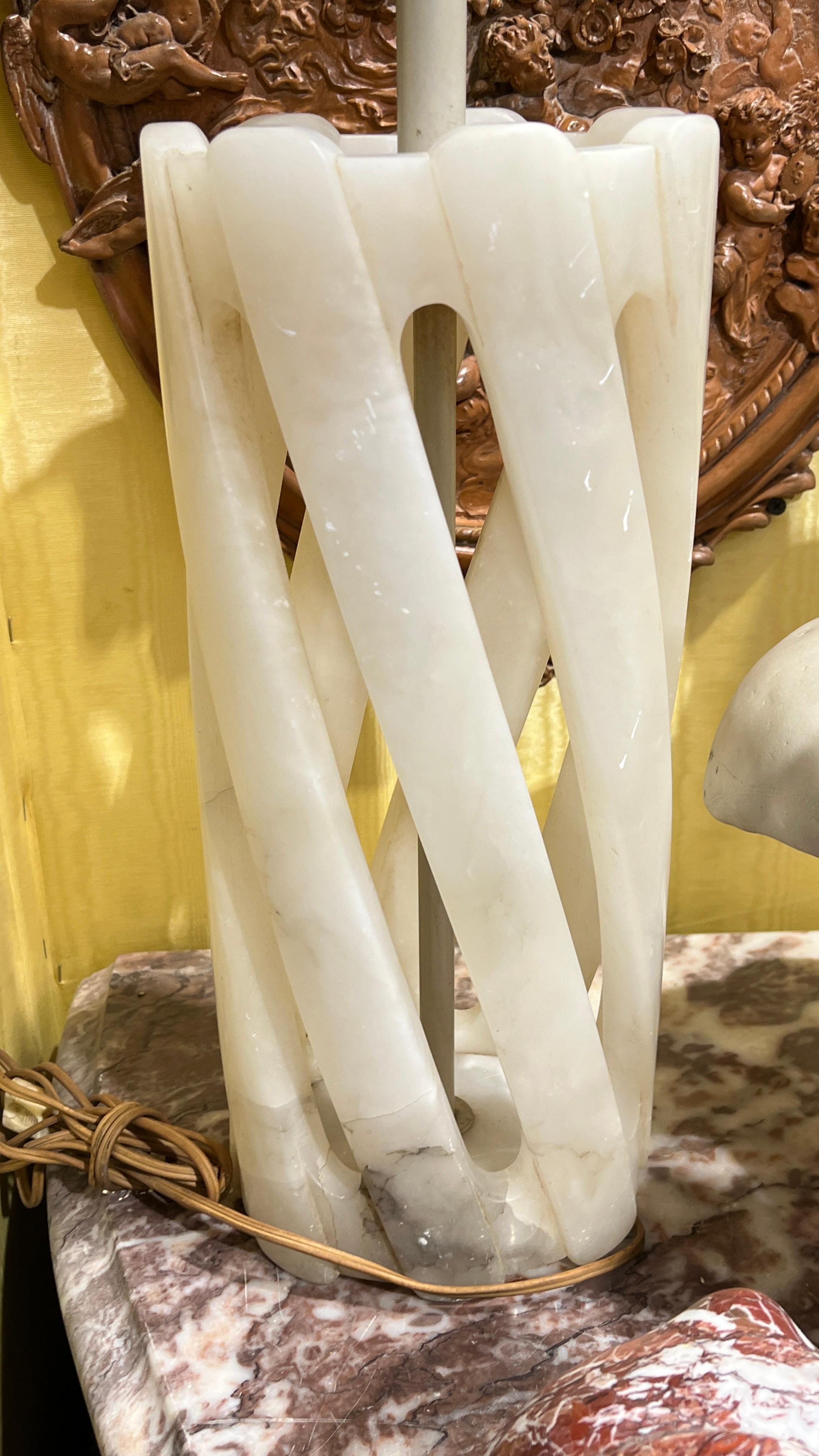 Pair Mid-Century Modern Carved Alabaster Table Lamps Tallado a mano en venta