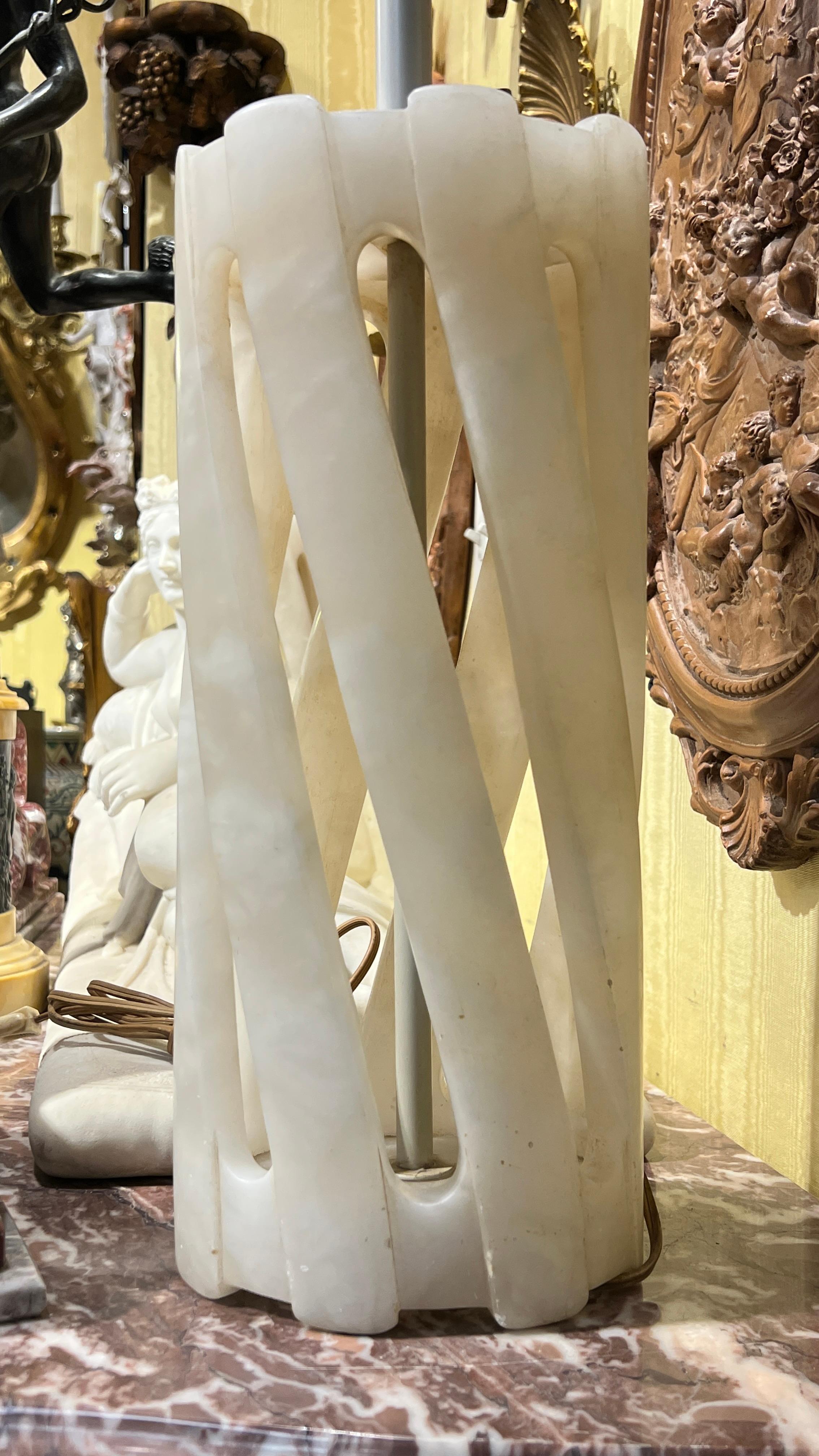 Pair Mid-Century Modern Carved Alabaster Table Lamps en Bueno estado para la venta en New York, NY