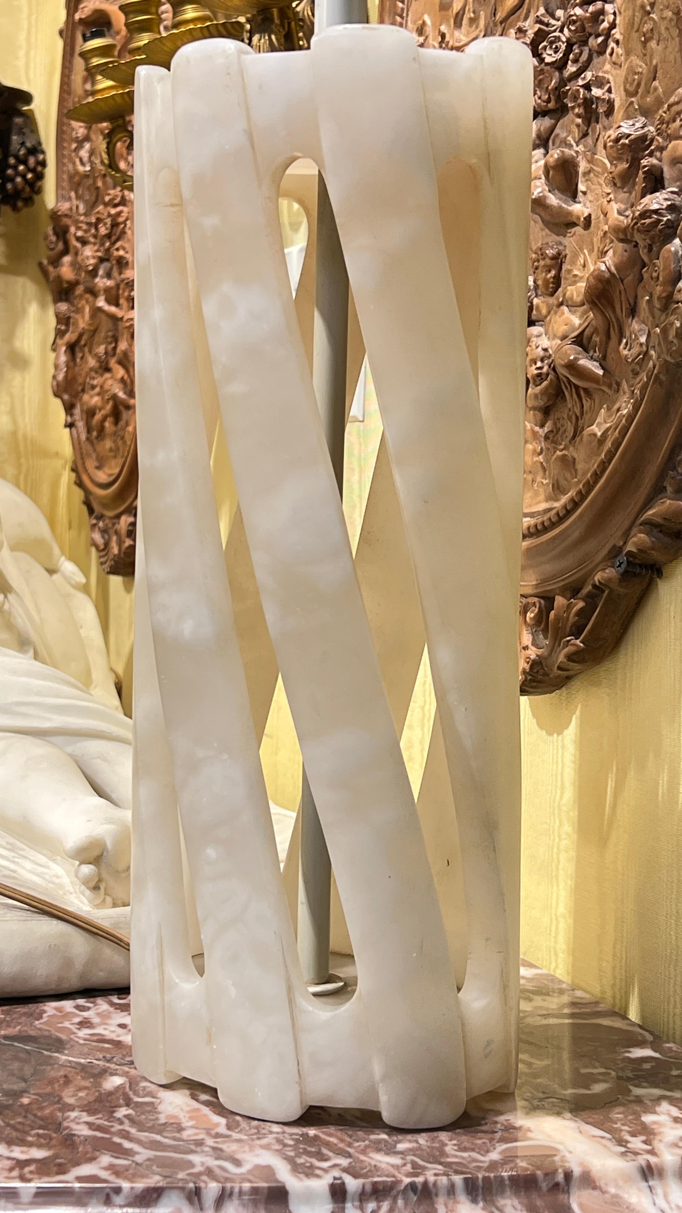 Pair Mid-Century Modern Carved Alabaster Table Lamps siglo XX en venta