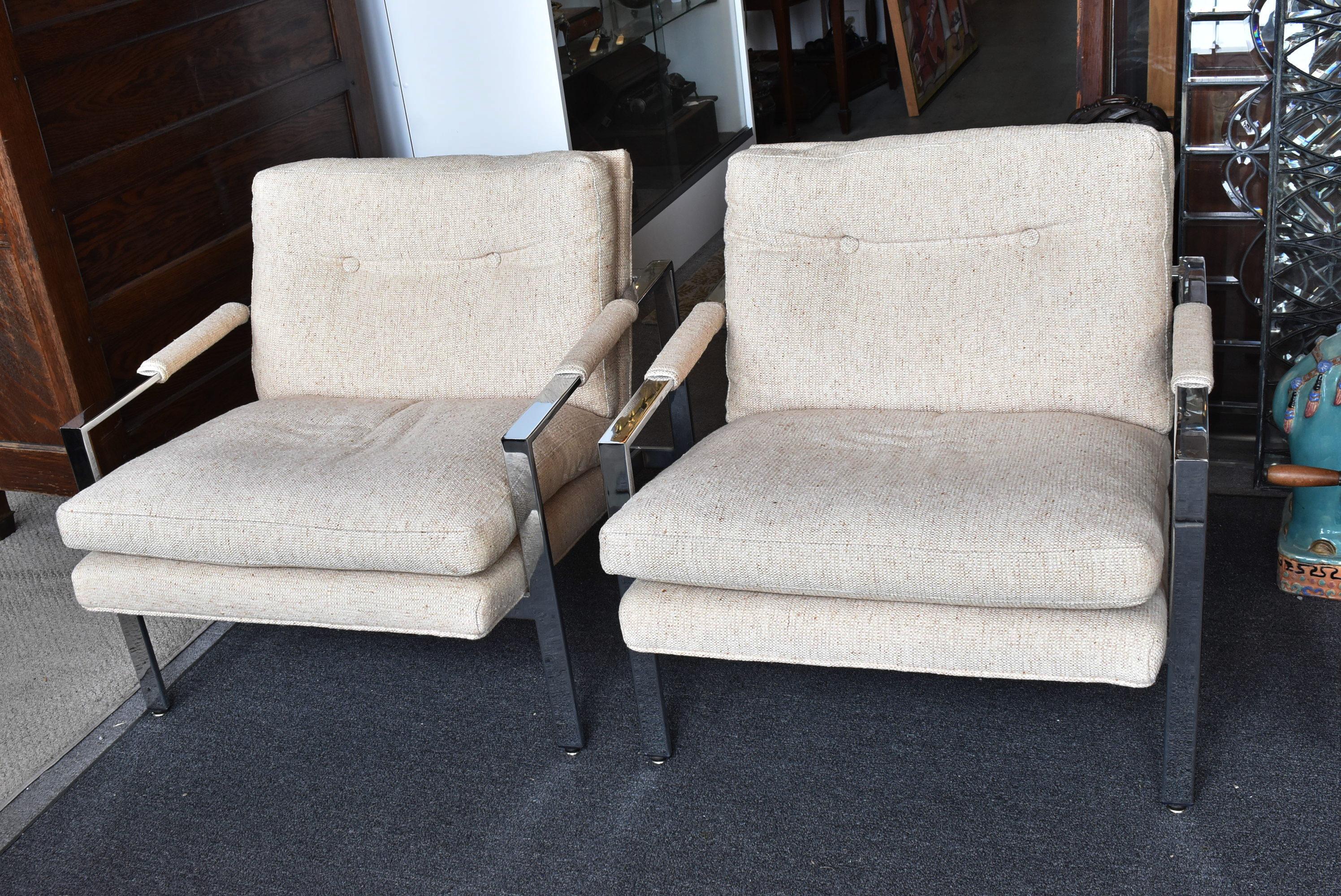 Pair Mid-Century Modern chrome and fabric side chairs in the style of Milo Baughman. Very nice condition. Cream with light brown tweed. Fabric and chrome in very good to excellent condition. No stains. Dimensions: 31