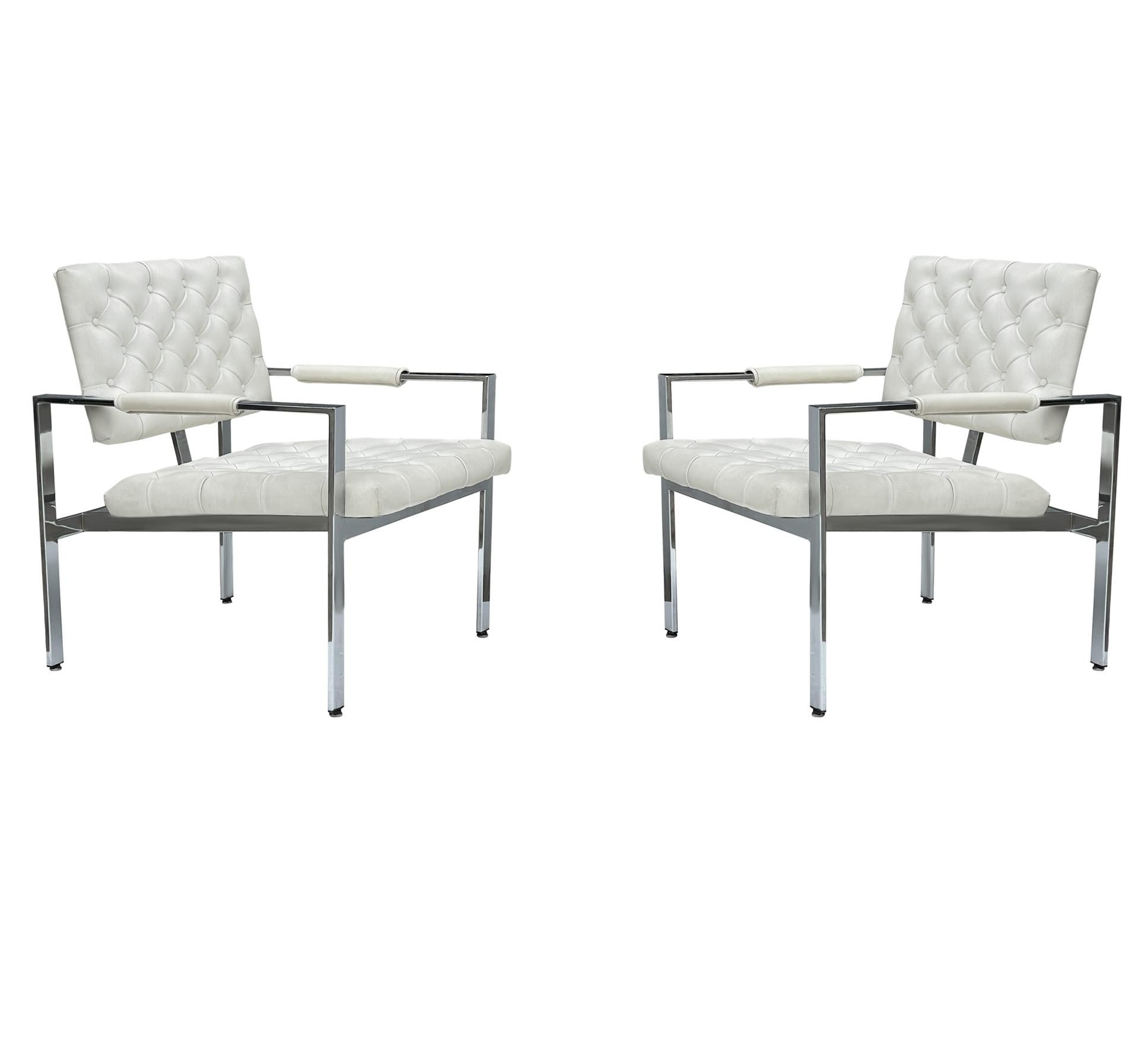 Paire de chaises longues matelassées chromées et blanches de style mi-siècle moderne d'après Harvey Probber en vente 3