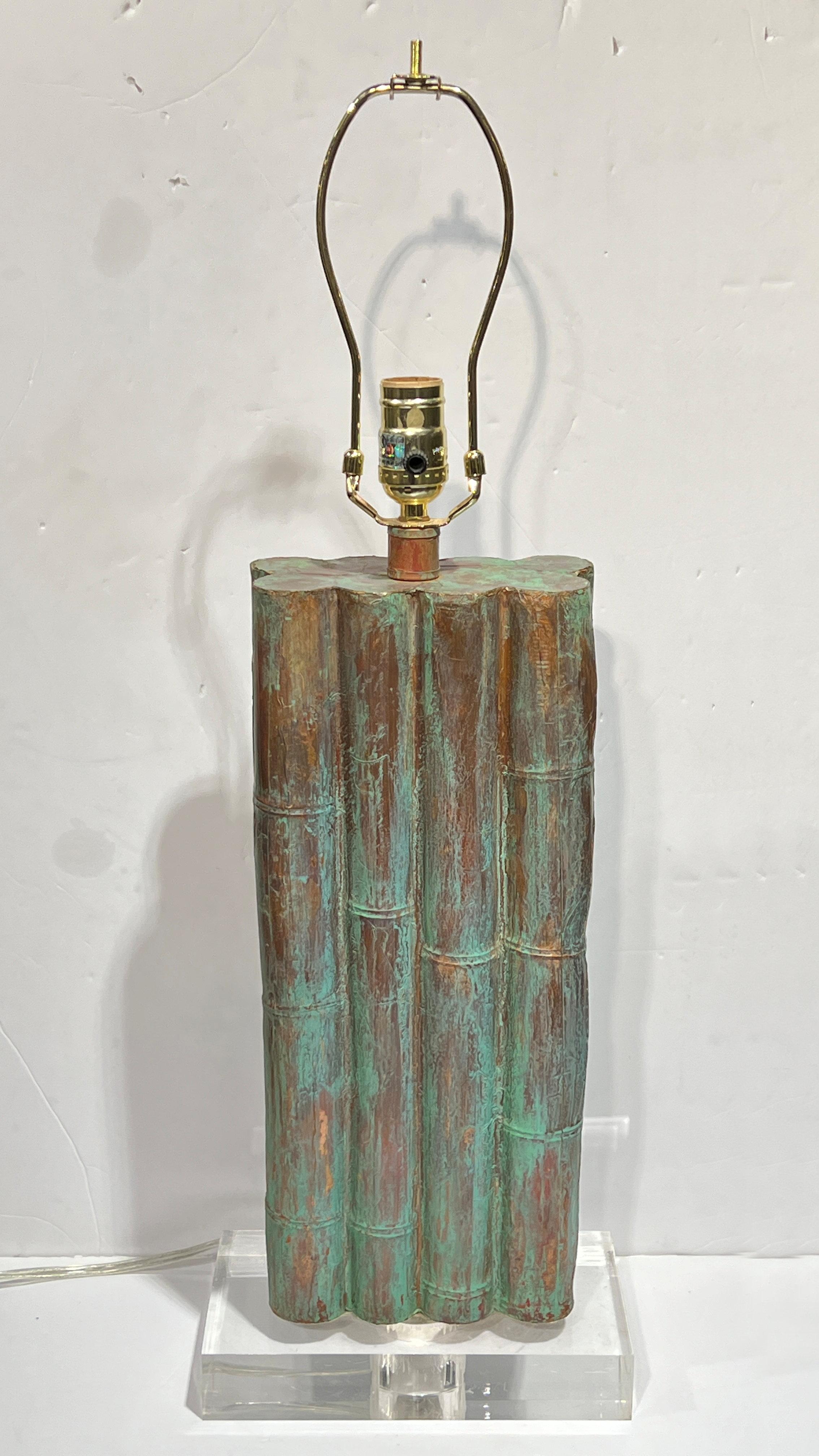 Paire de lampes de table vintage du milieu du siècle dernier avec des bases en lucite (acrylique, plexiglas) et des pieds en cuivre moulés à la main en forme de tiges de bambou.  Chacune mesure 27 pouces jusqu'au sommet de la harpe, 9 pouces de