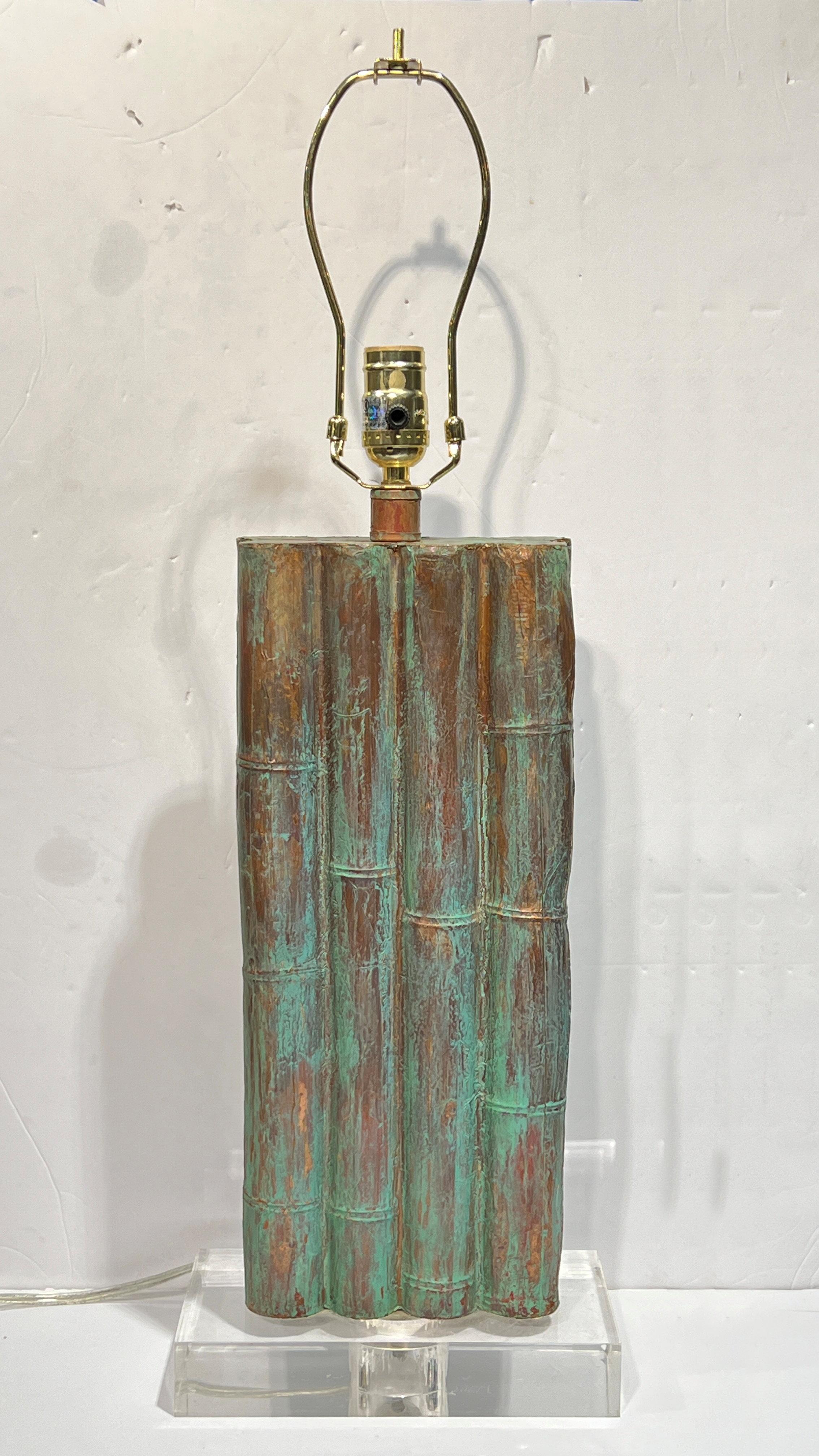 Mid-Century Modern Paire de lampes de table en cuivre et lucite à forme de bambou The Moderns en vente