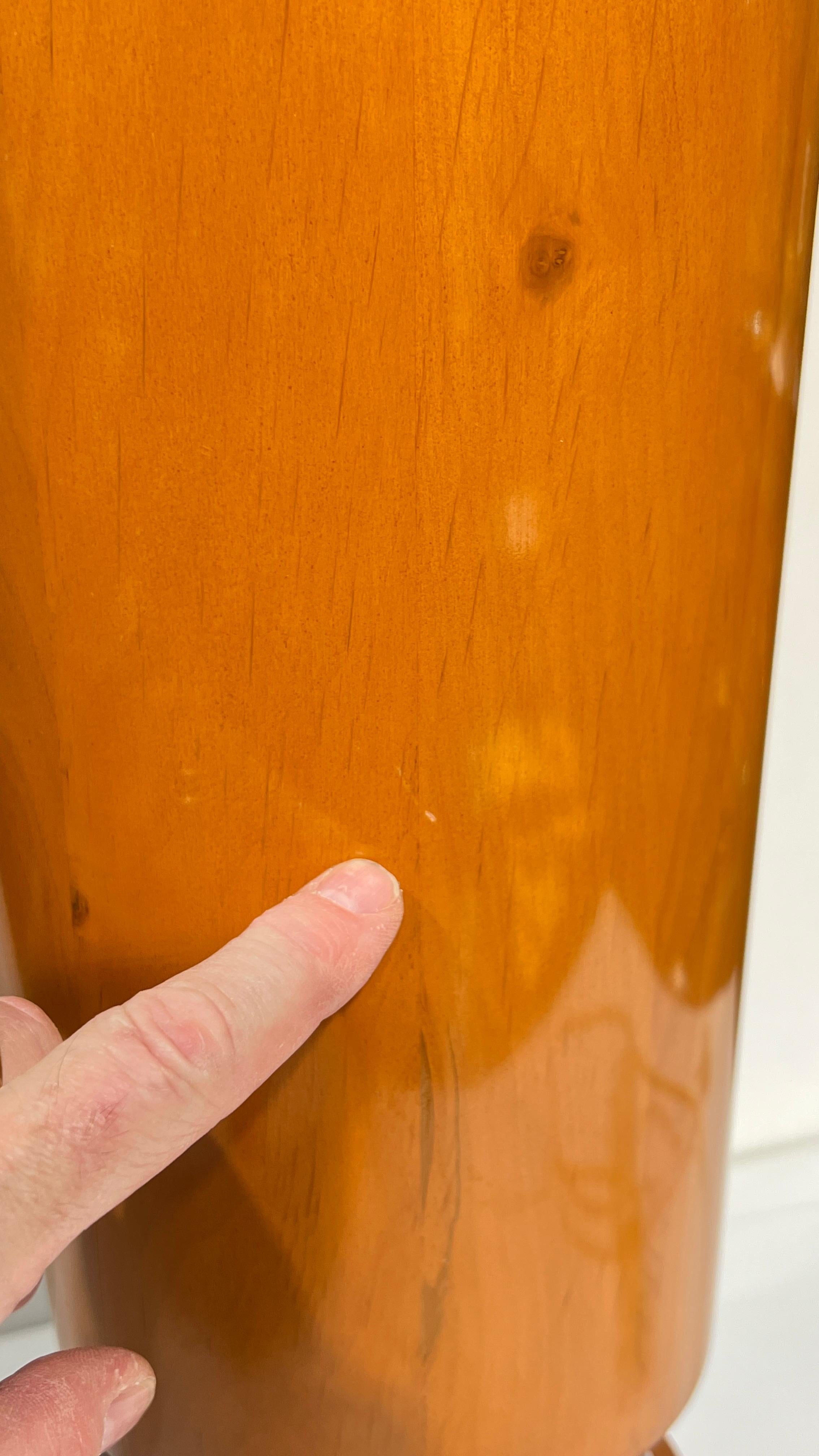 Coppia di lampade da tavolo danesi moderne di metà secolo in legno tinto biondo e lucite in vendita 3