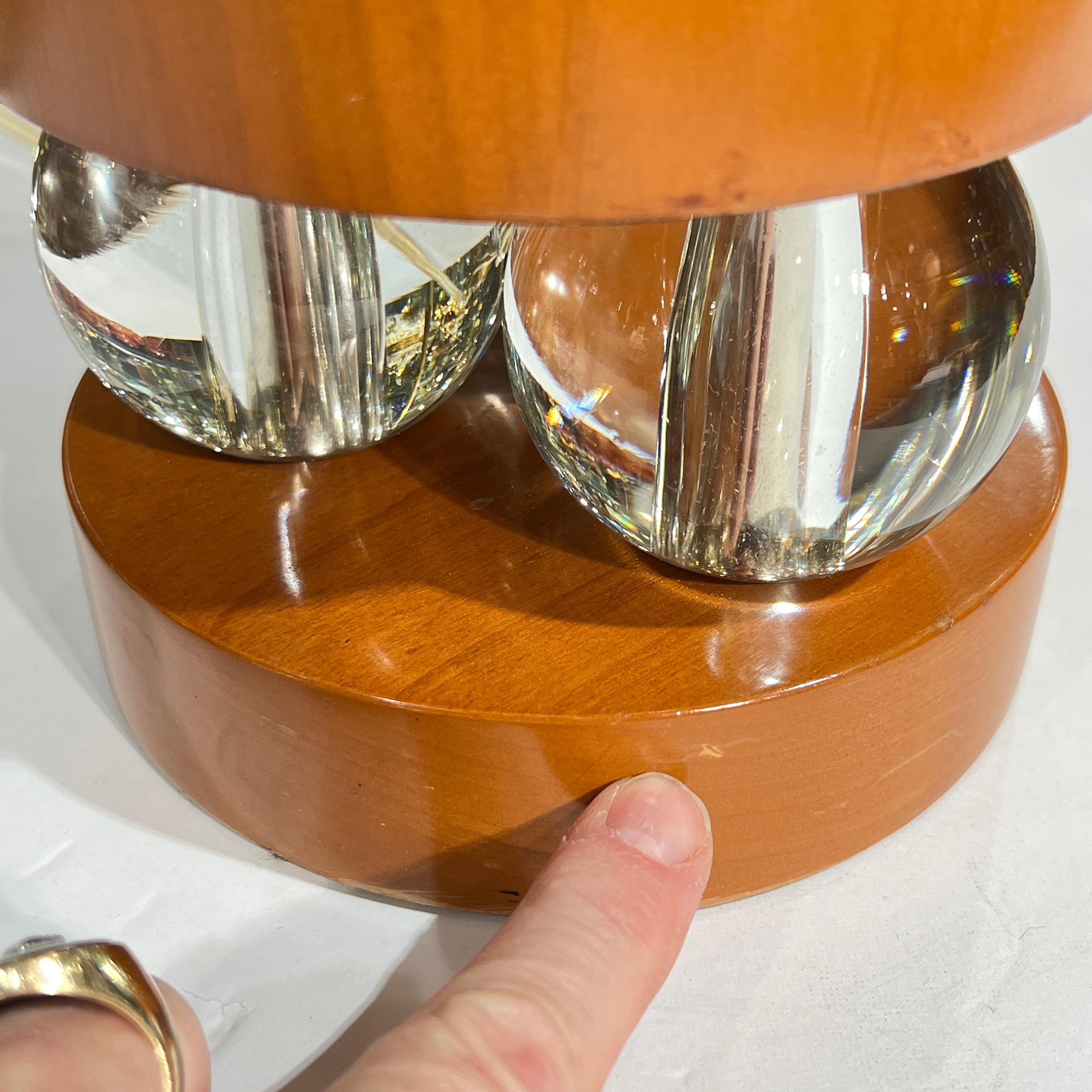 Coppia di lampade da tavolo danesi moderne di metà secolo in legno tinto biondo e lucite in vendita 5