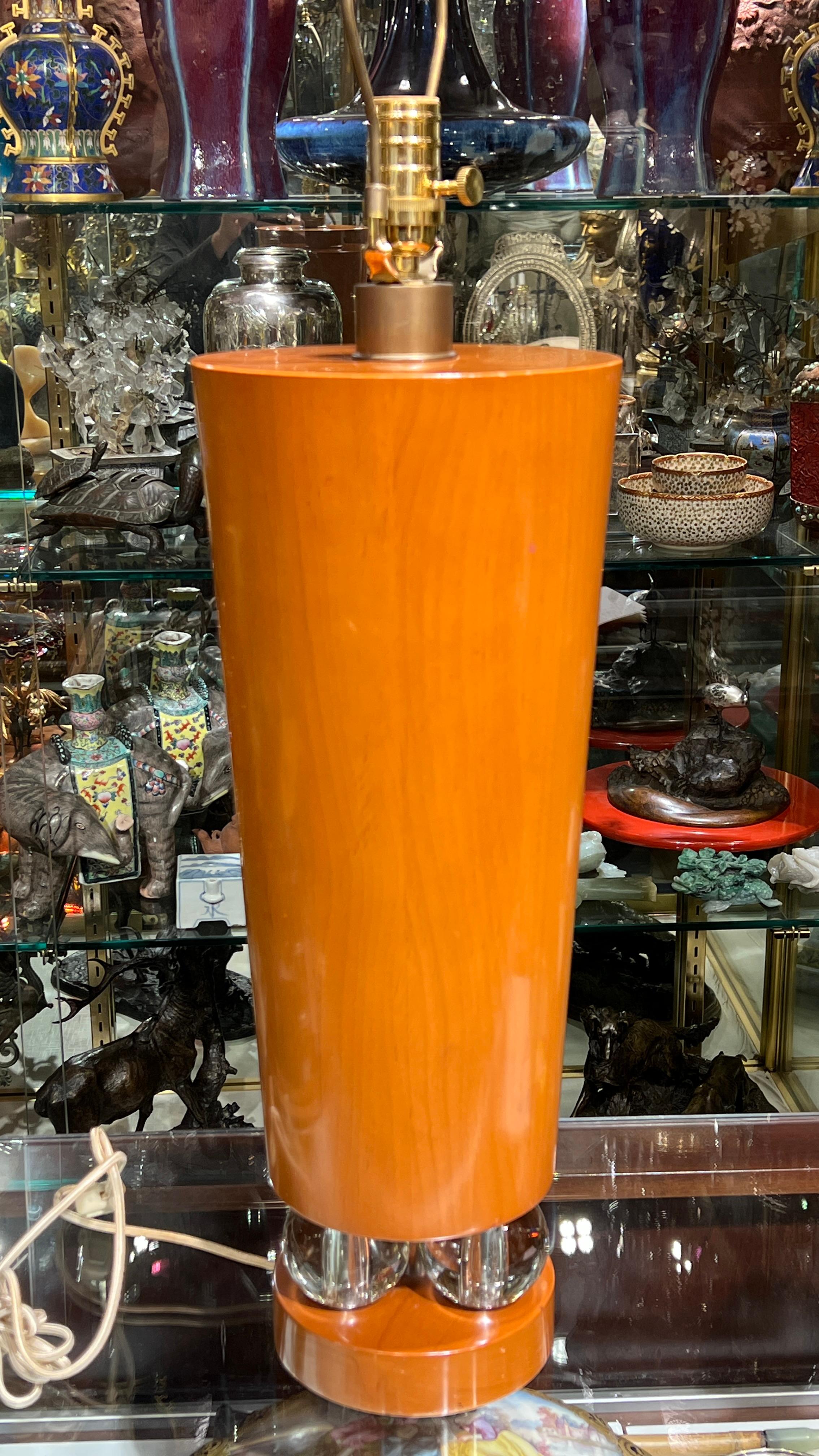 Coppia di lampade da tavolo vintage della metà del secolo scorso in stile danese, realizzate in legno massiccio a forma di colonna affusolata su tre sfere di lucite (cioè perspex, plexiglass) con arpa originale in ottone e finali in vetro sferico.