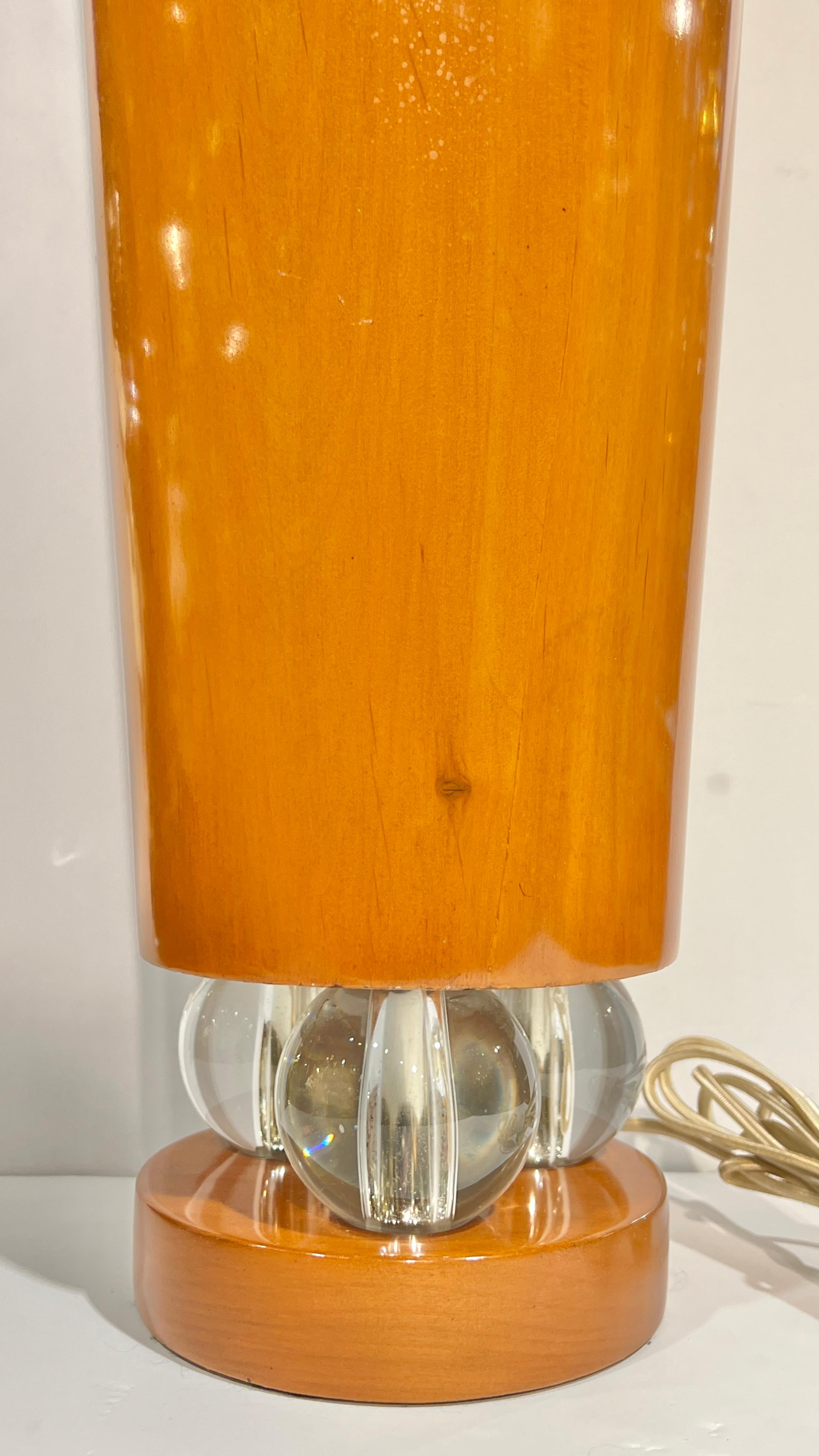 Mid-Century moderno Coppia di lampade da tavolo danesi moderne di metà secolo in legno tinto biondo e lucite in vendita