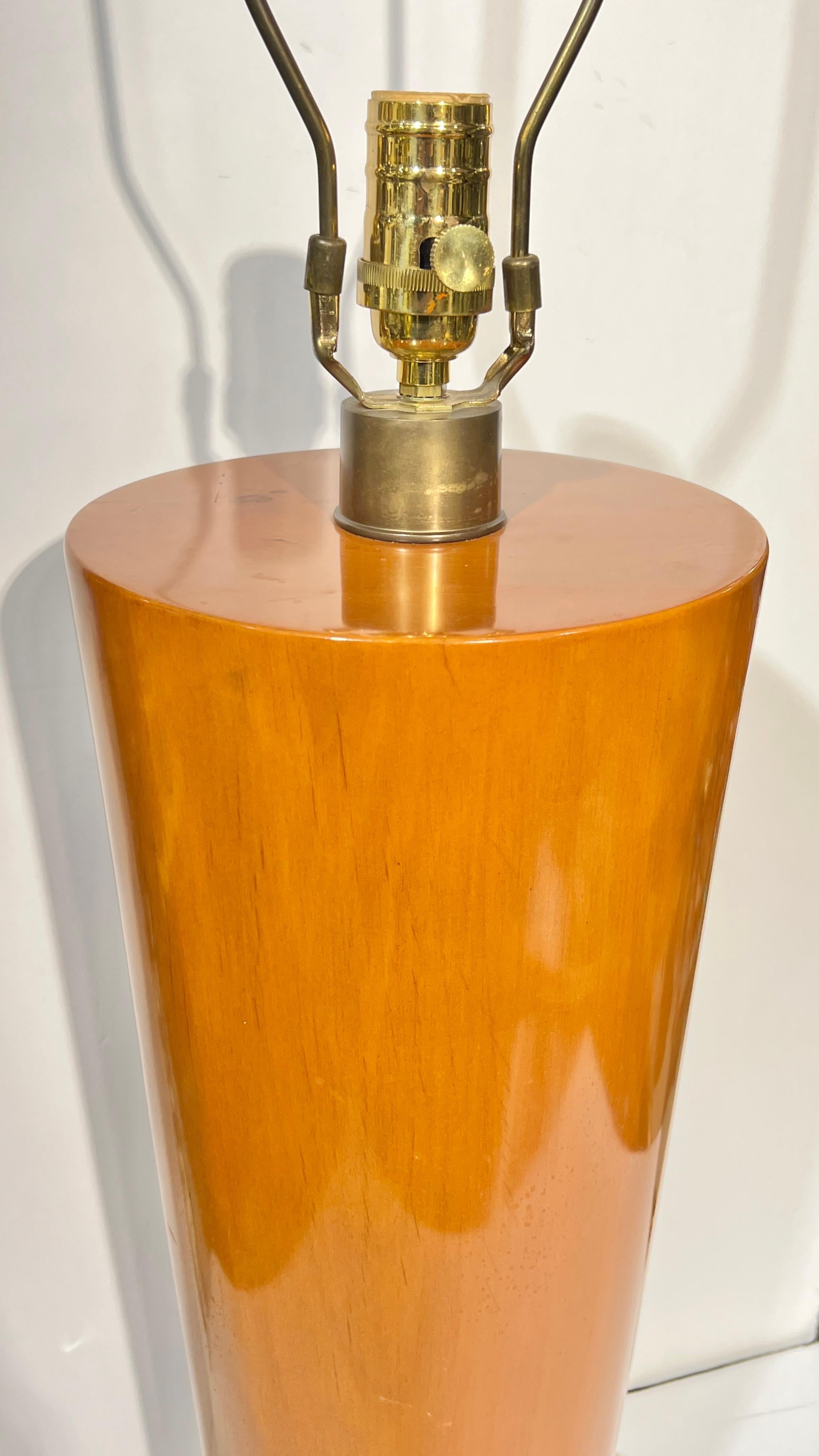 Sconosciuto Coppia di lampade da tavolo danesi moderne di metà secolo in legno tinto biondo e lucite in vendita