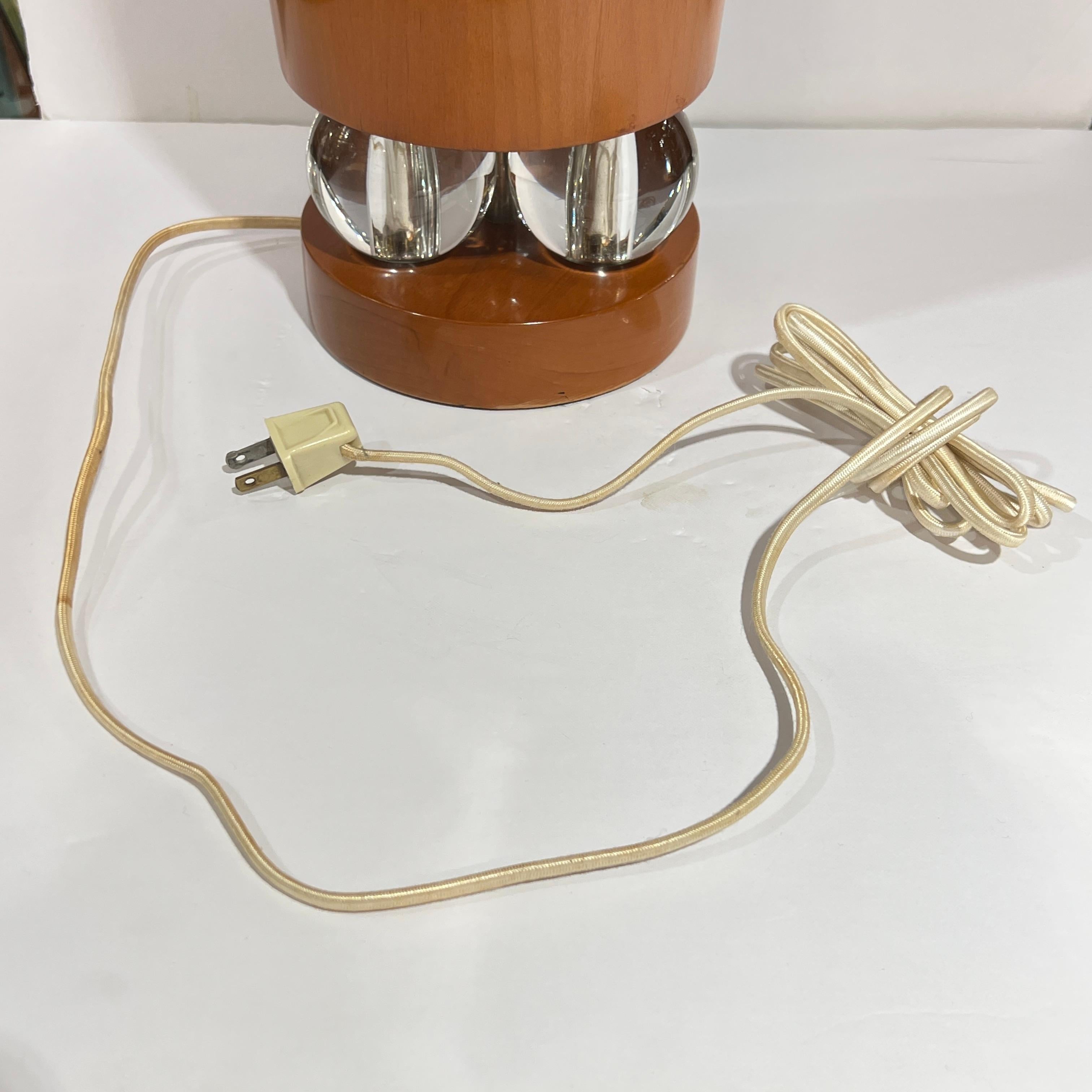 Coppia di lampade da tavolo danesi moderne di metà secolo in legno tinto biondo e lucite In condizioni buone in vendita a New York, NY