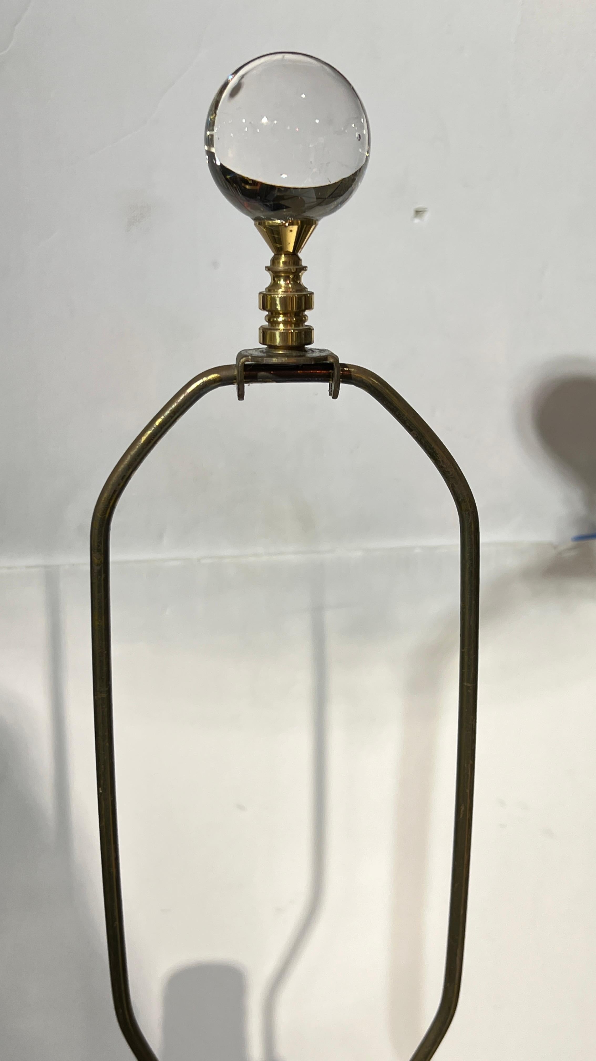 XX secolo Coppia di lampade da tavolo danesi moderne di metà secolo in legno tinto biondo e lucite in vendita