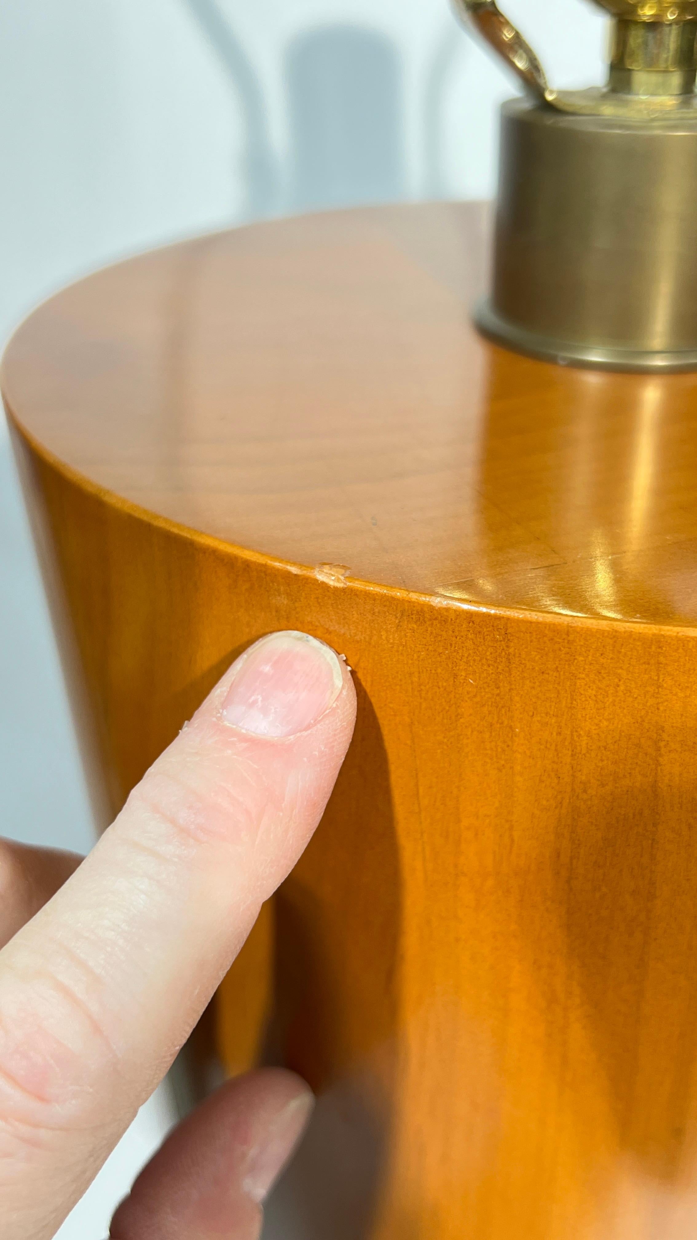 Coppia di lampade da tavolo danesi moderne di metà secolo in legno tinto biondo e lucite in vendita 2