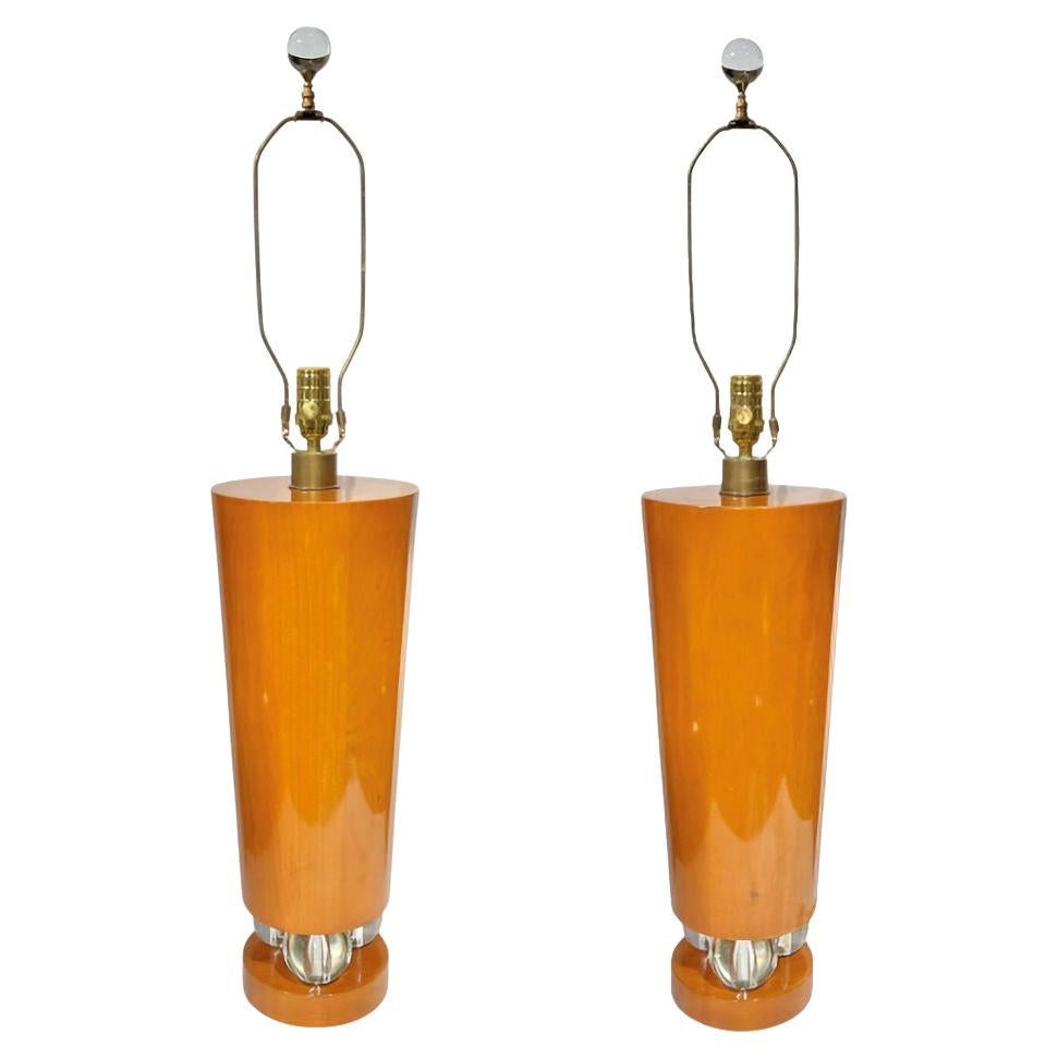 Paire de lampes de bureau danoises modernes du milieu du siècle dernier en bois blond teinté et lucite