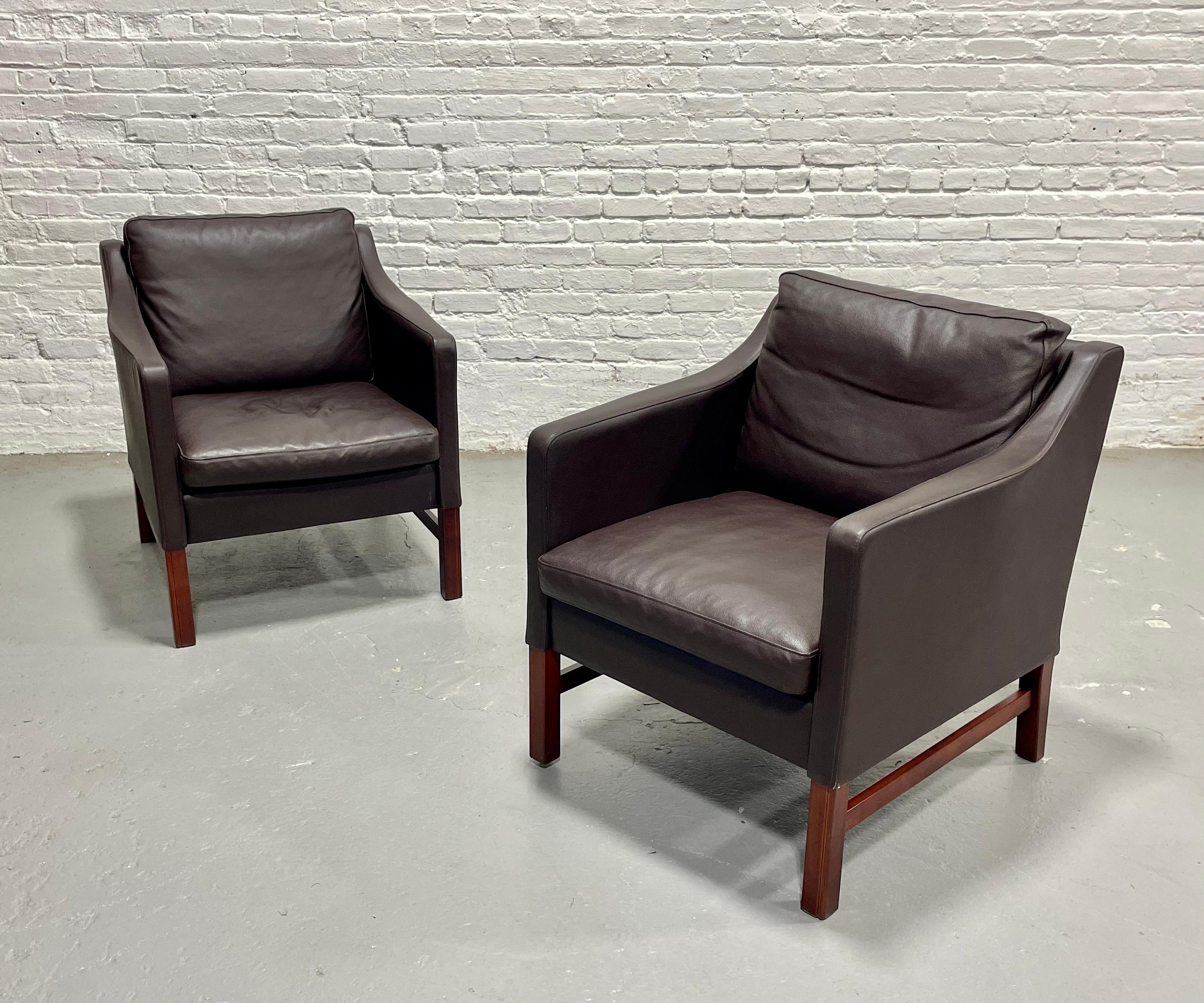 Paire de chaises longues en cuir de style moderne du milieu du siècle, fabriquées au Danemark, c. 1960. Ces chaises super confortables aux lignes épurées et au design moderne sont superbement fabriquées. La sellerie est en parfait état, en cuir