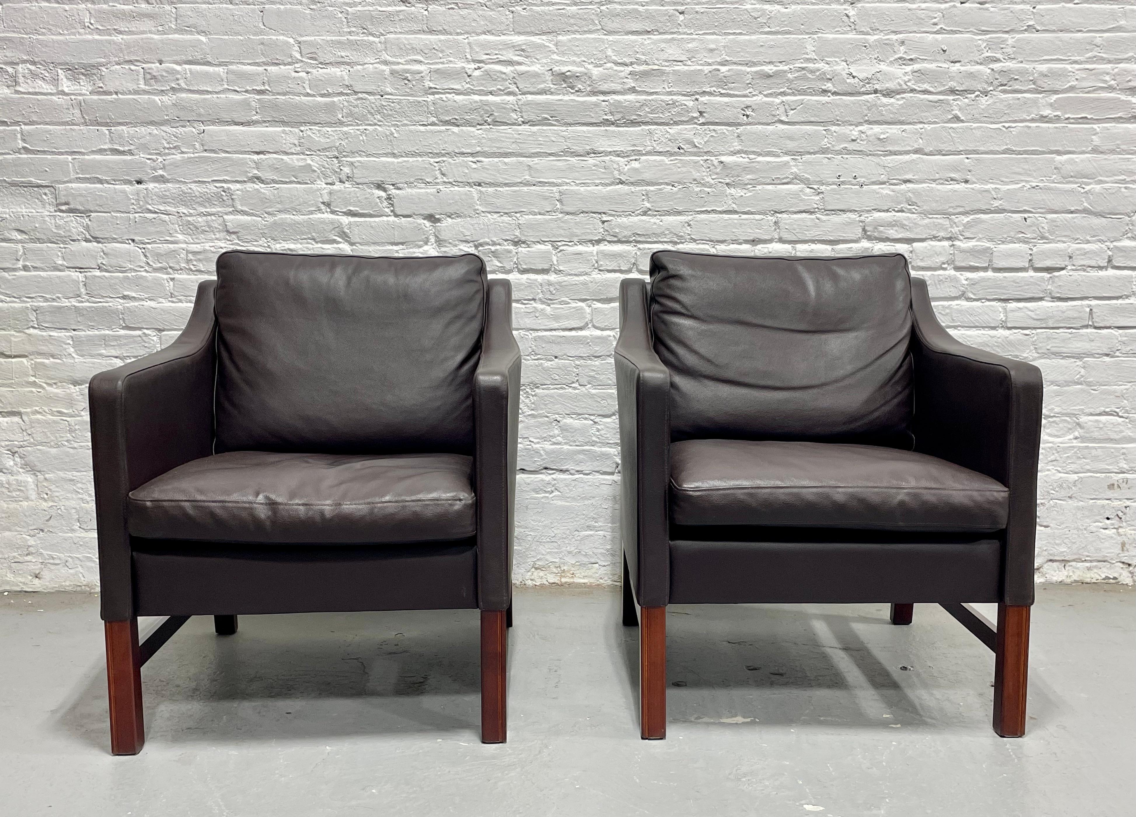 Mid-Century Modern PAIRE - Chaises de salon en cuir danois moderne du milieu du siècle par Skipper Mobler en vente