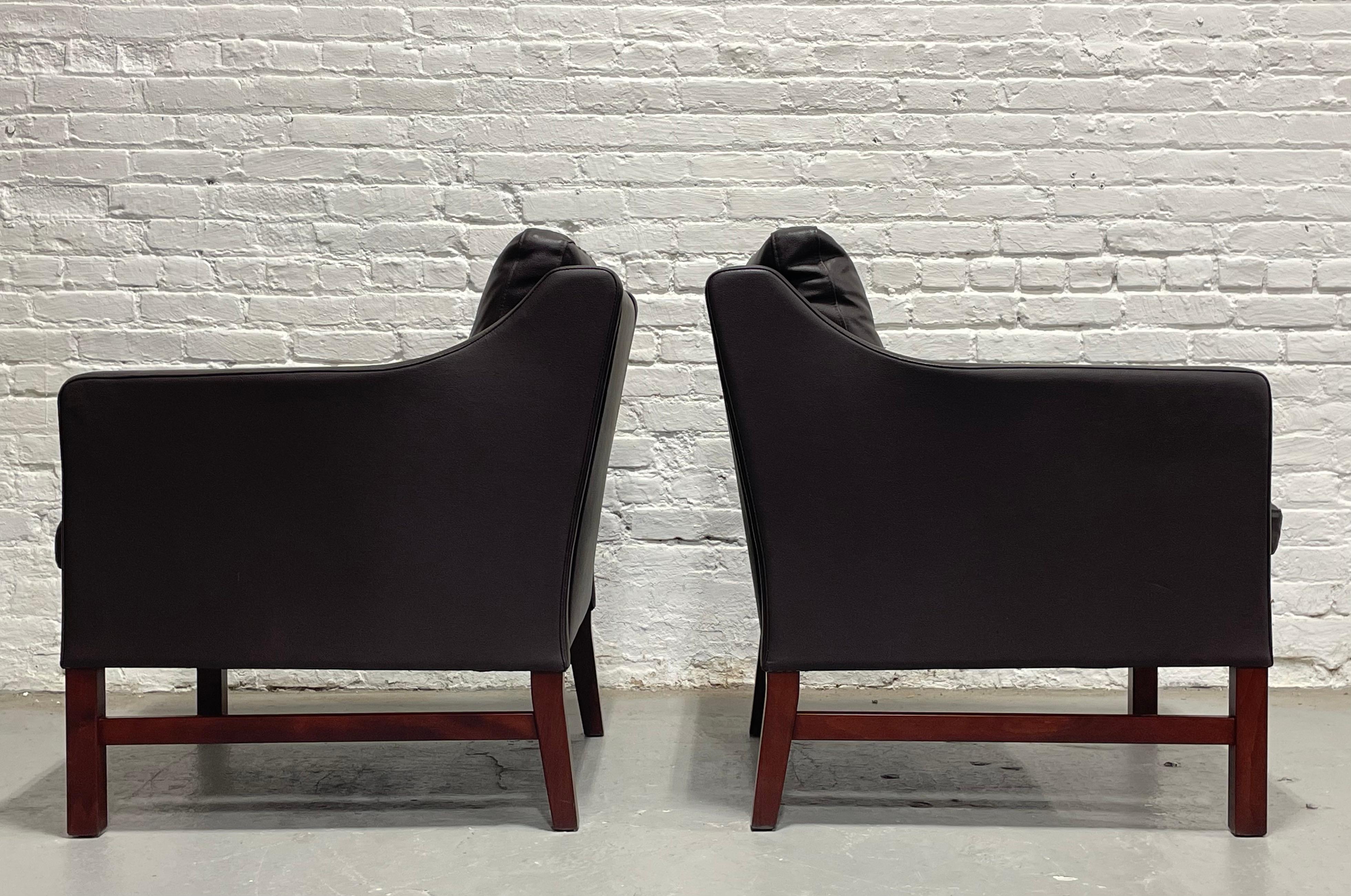 PAIRE - Chaises de salon en cuir danois moderne du milieu du siècle par Skipper Mobler Bon état - En vente à Weehawken, NJ