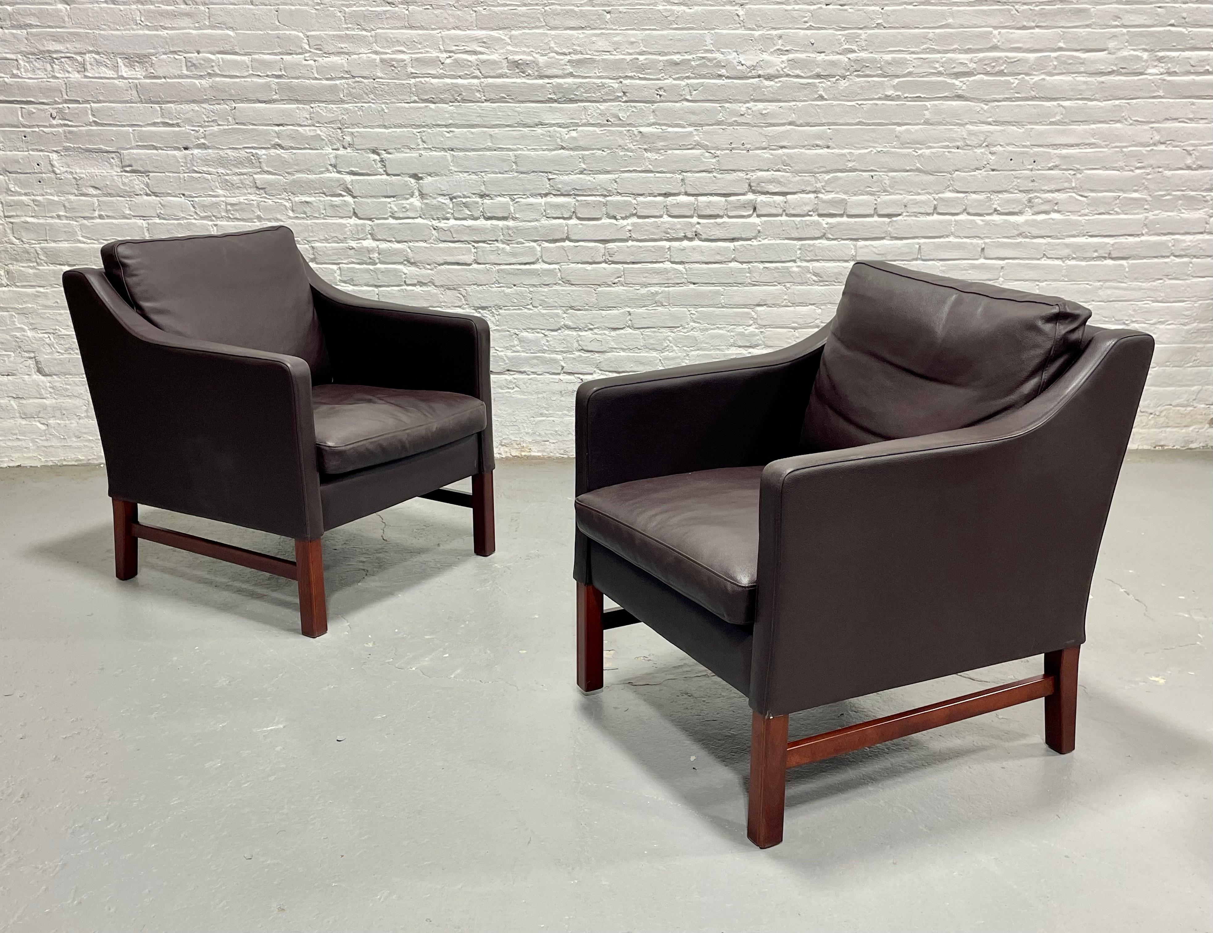 Cuir PAIRE - Chaises de salon en cuir danois moderne du milieu du siècle par Skipper Mobler en vente