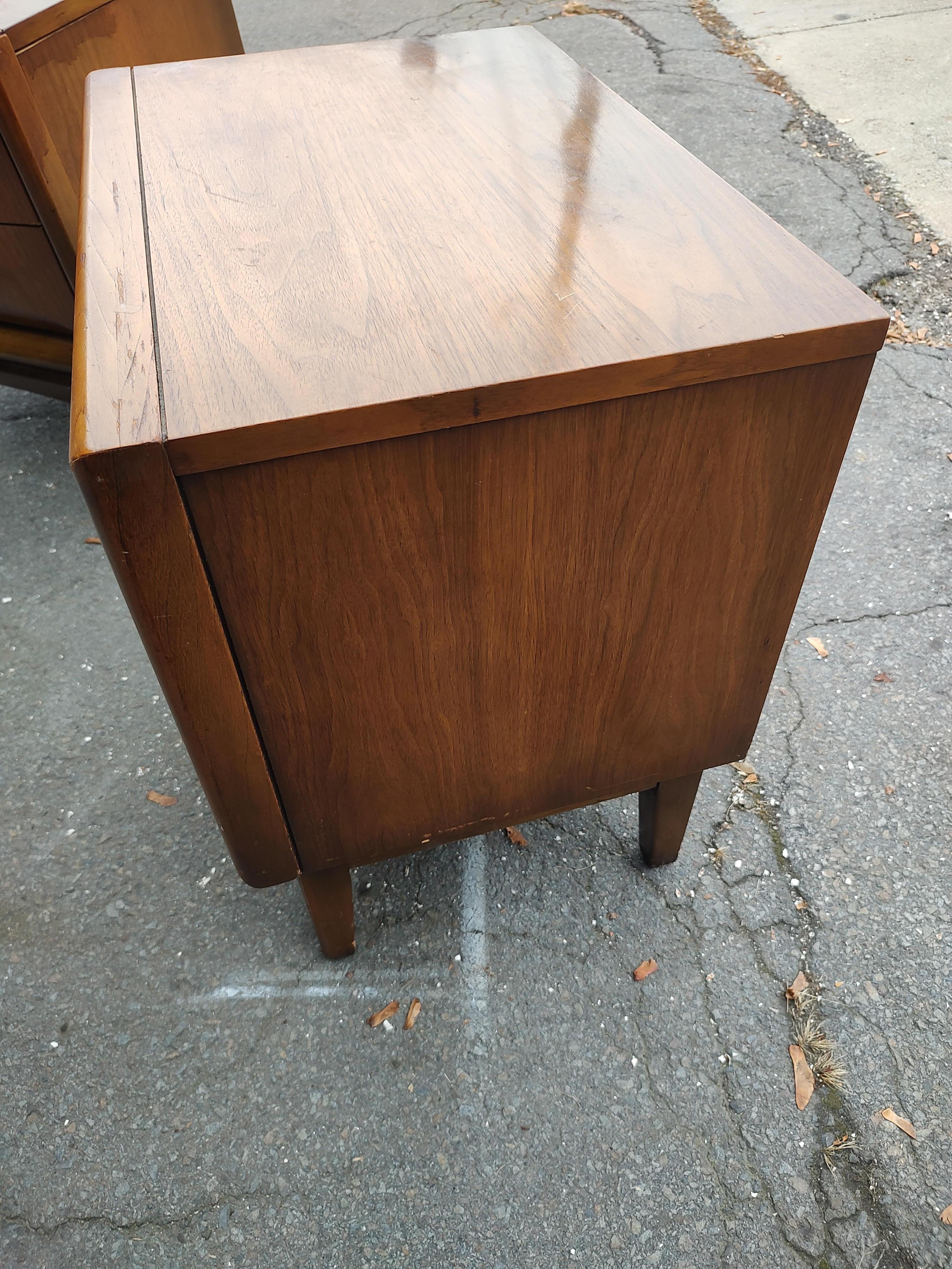 Pair Mid Century Modern Diamond Faced Walnut Night Stands by United Furniture   In Good Condition For Sale In Port Jervis, NY