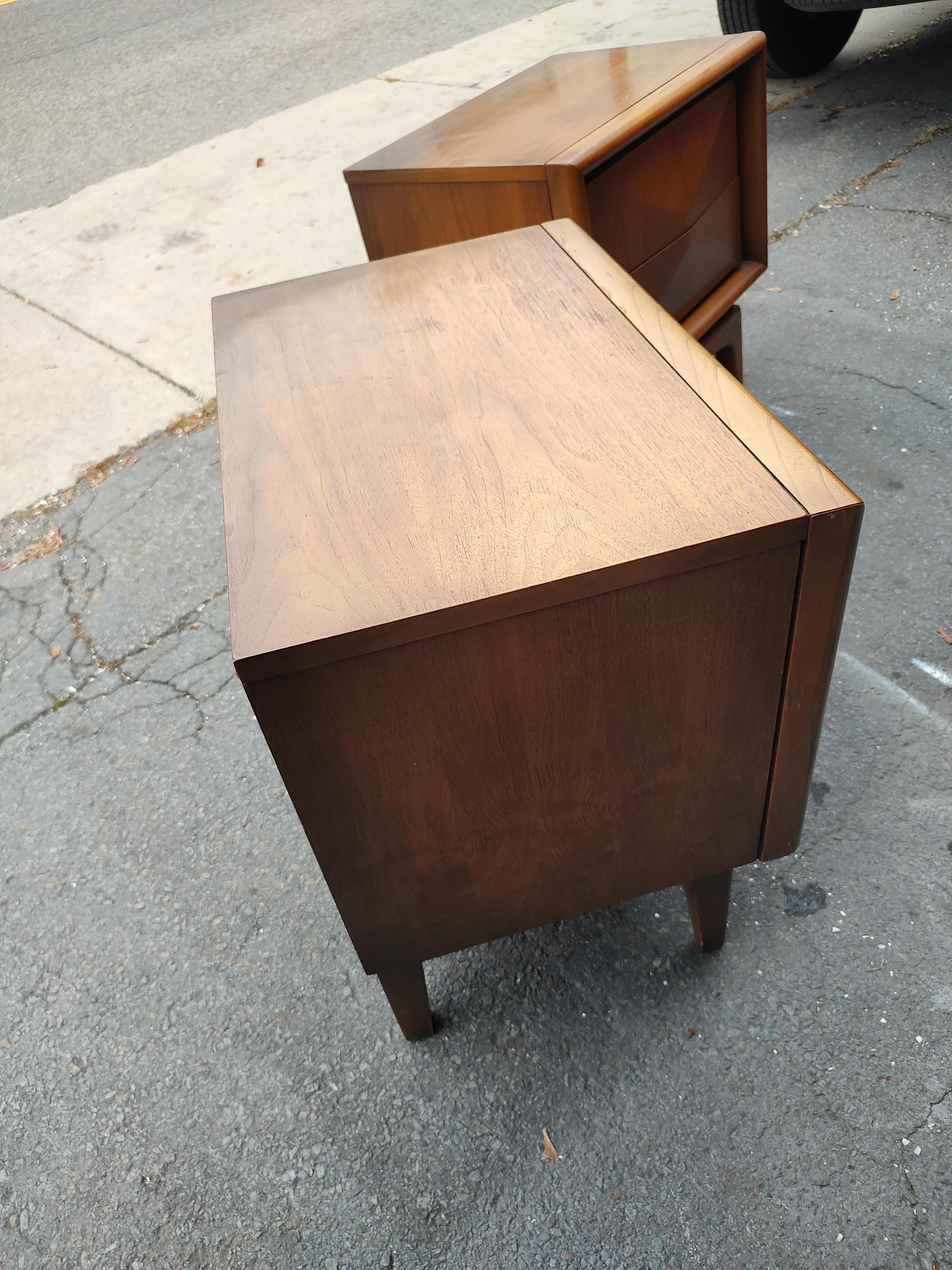 Oak Pair Mid Century Modern Diamond Faced Walnut Night Stands by United Furniture   For Sale