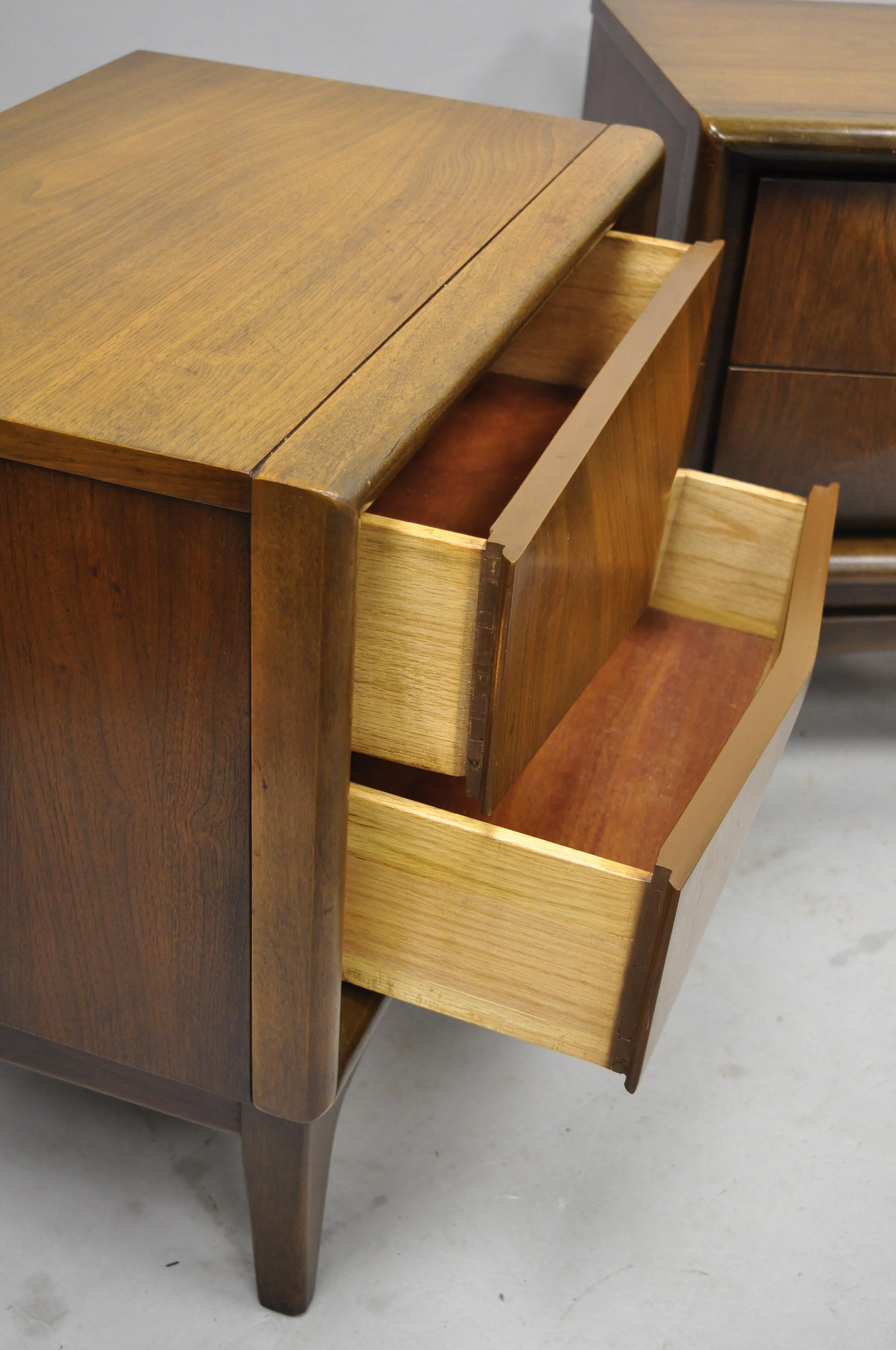Mid-Century Modern Diamond Front Walnut Nightstands Bedside Table, United, Pair In Good Condition In Philadelphia, PA