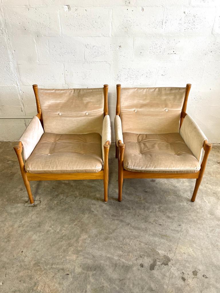Paar schwedische Mid Century Modern Stühle von Dux. Birke und samtartiger Stoff. 