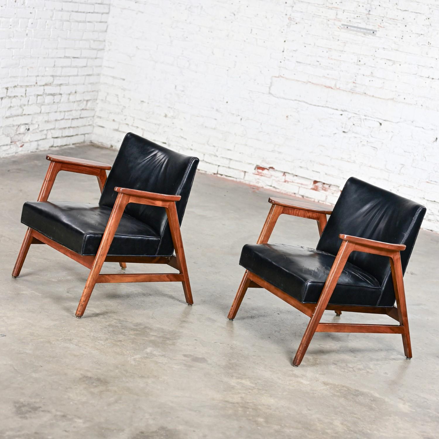 Pair Mid Century Modern Gunlocke Armchairs Black Leather with Walnut Frames 12
