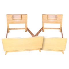 Paar Mid-Century Modern Heywood Wakefield Twin Bettgestelle:: Weizen:: c1950