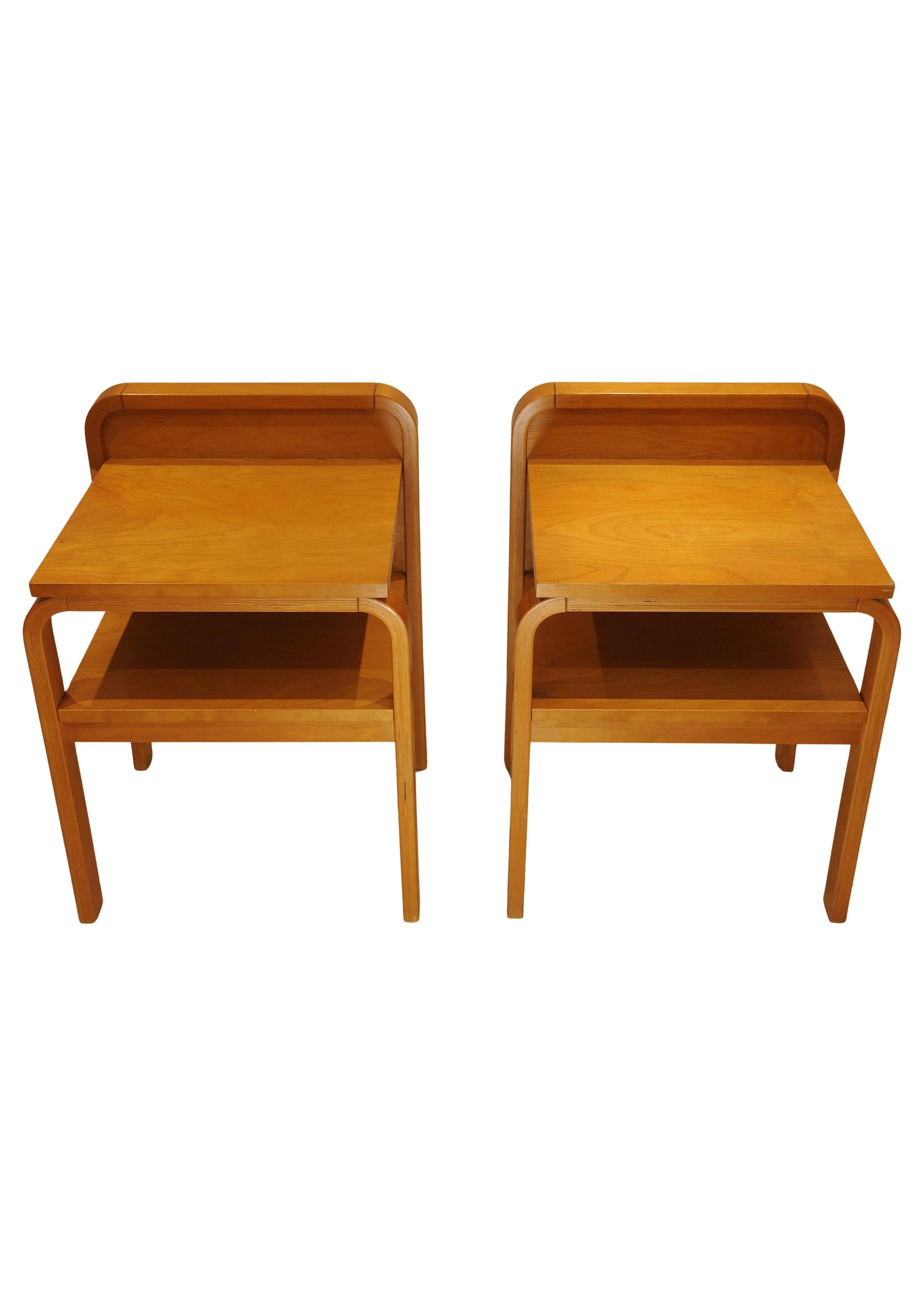 Paar Mid Century Modern Isku of Finland Nachttische aus gebogenem Birkensperrholz, 1980er Jahre (Handgefertigt) im Angebot