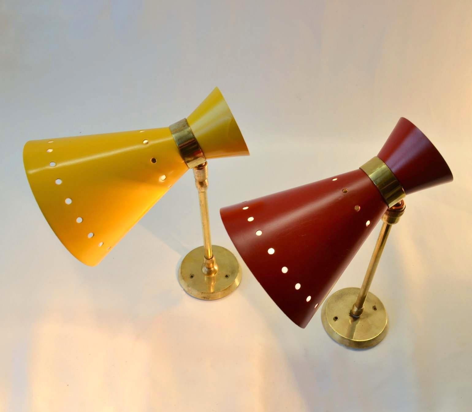 Pair of Mid-Century Modern Italian Red & Yellow Aluminum & Brass Diabolo Sconces In Good Condition In London, GB