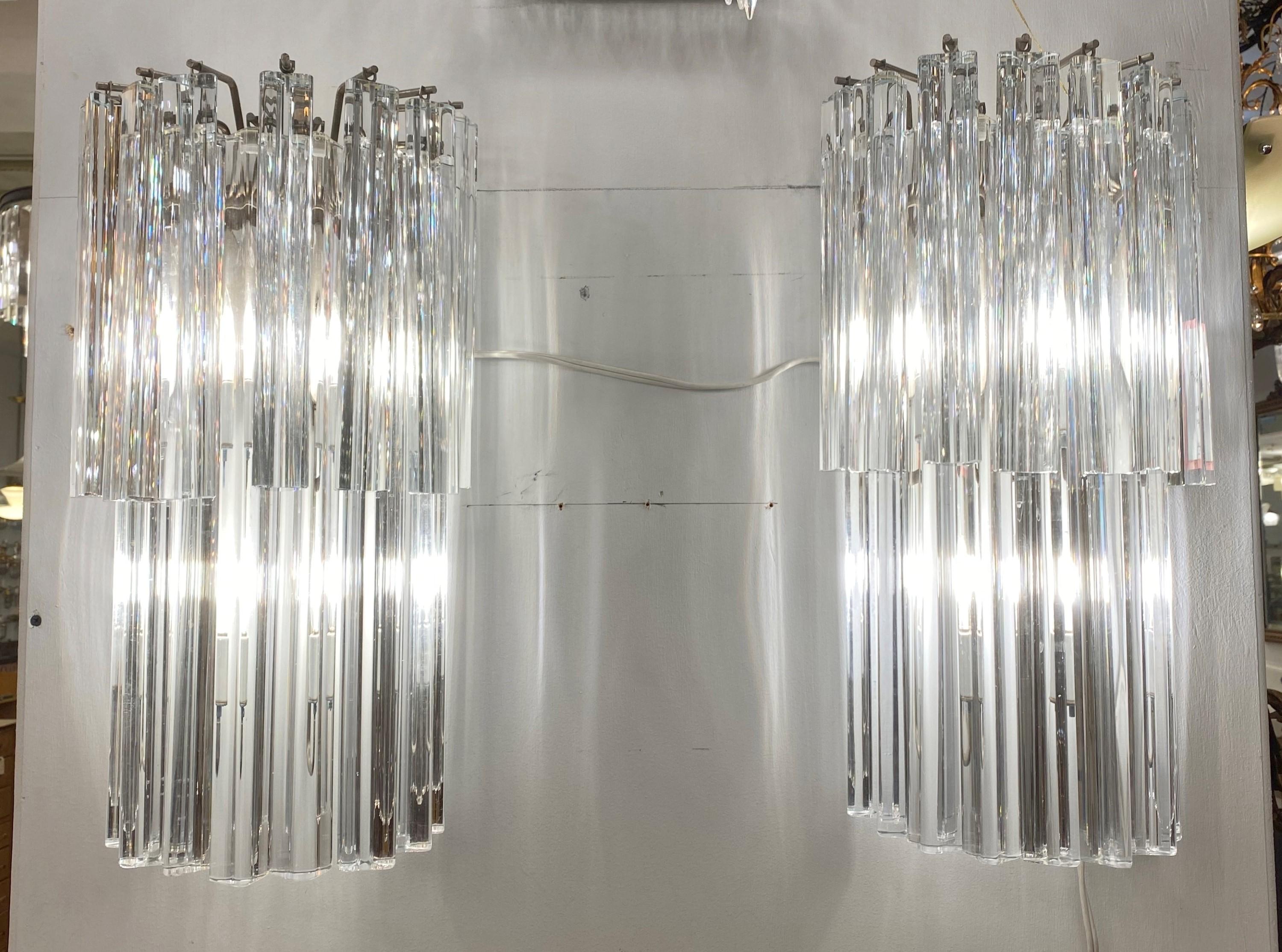 Récupéré dans le célèbre Grand Prospect Hall à Brooklyn NY. Une paire d'appliques murales en cristal italien de style moderne du milieu du siècle. Chaque lampe peut recevoir deux ampoules à culot moyen ordinaires. Nettoyé et restauré. Petite