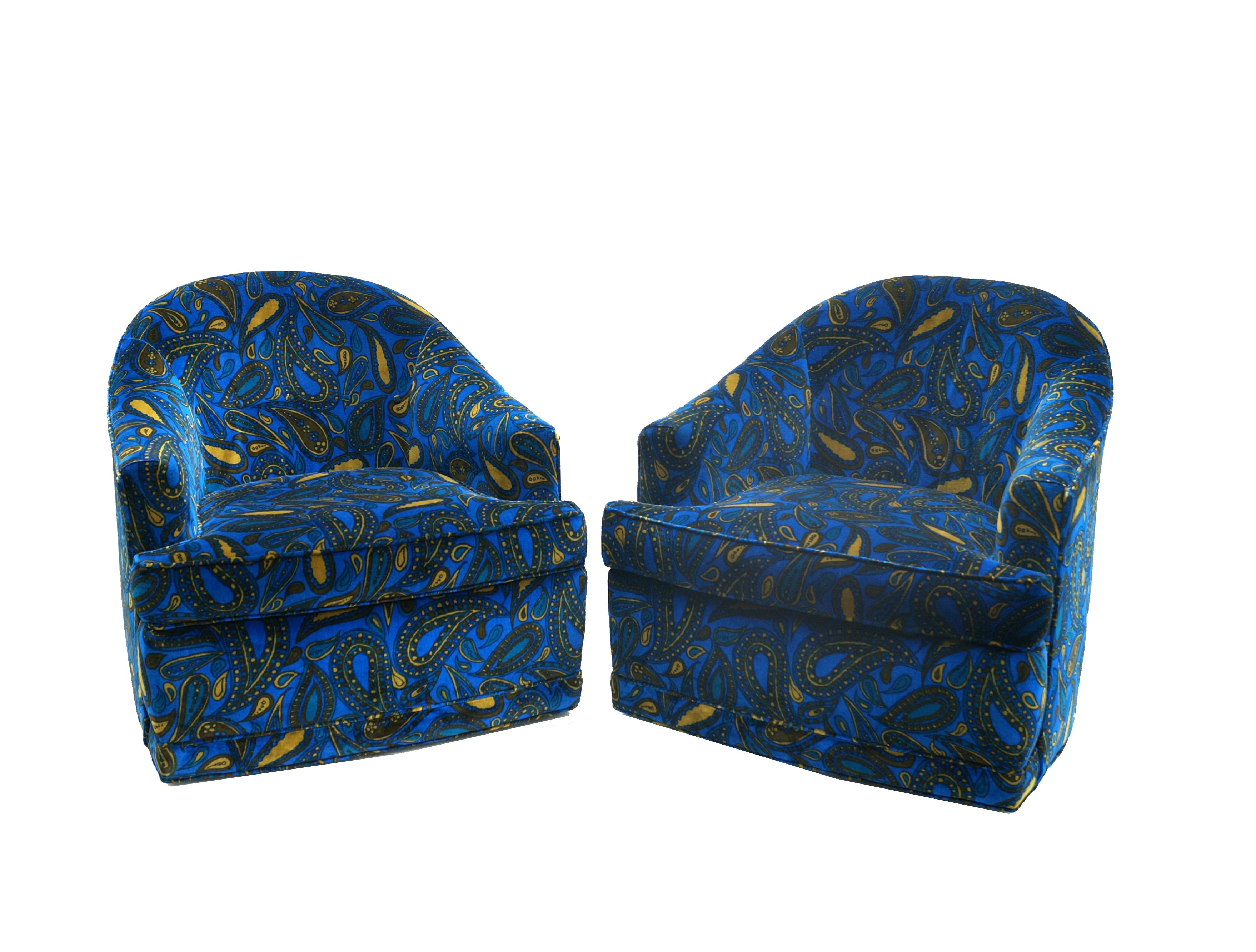 Paire de chaises longues pivotantes 360 par Directional Design/One pour Sedgefield avec un tissu Paisley Jack Lenor Larsen Style . 