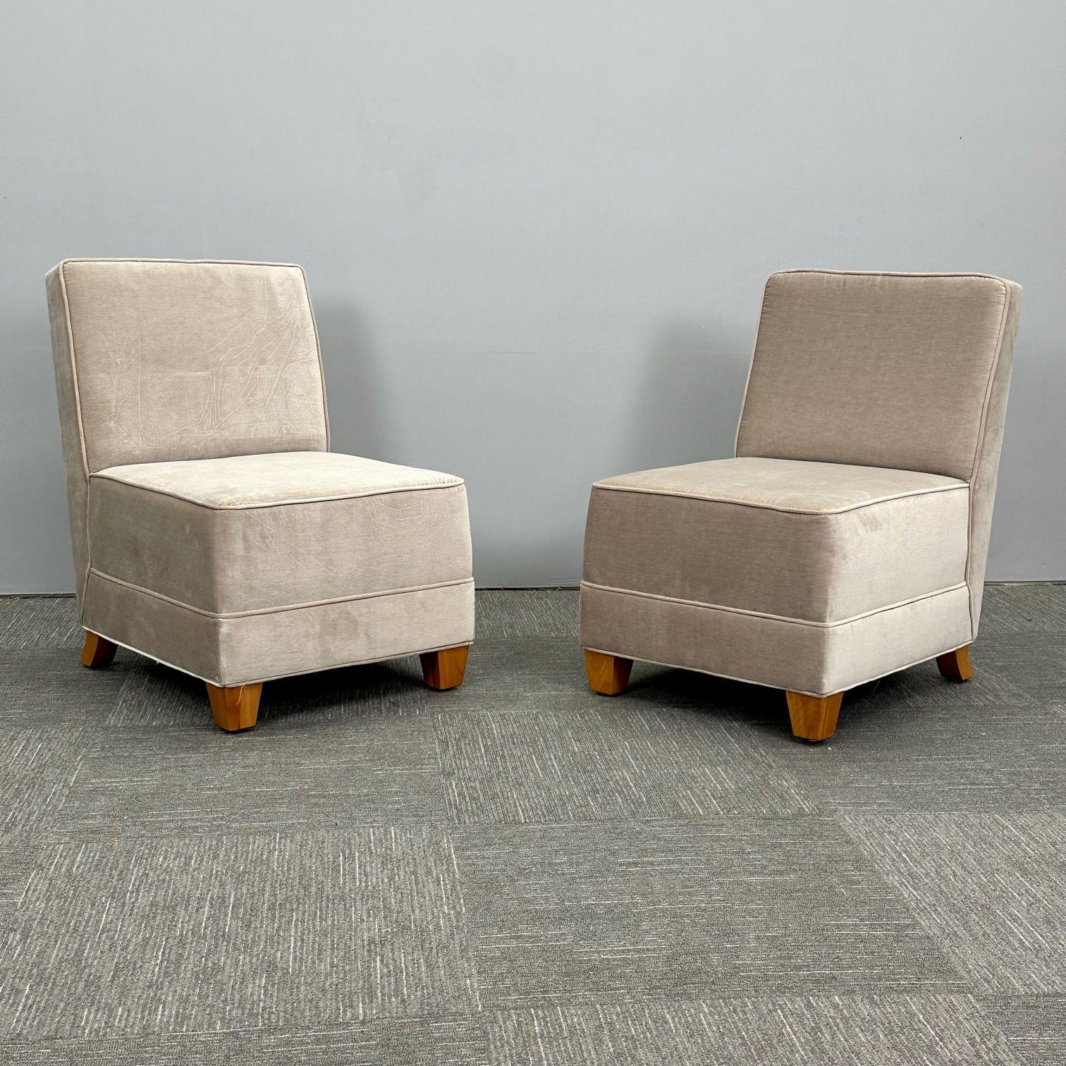 Paar Mid-Century Modern Jean-Michel Frank Style Lounge / Slipper Stühle, Mohair

Zwei klobige modernistische, von Jean-Michel Frank inspirierte, tief gepolsterte Boudoir- oder Beistellstühle. Jedes wird von einem hoch sitzenden Kissen und einer