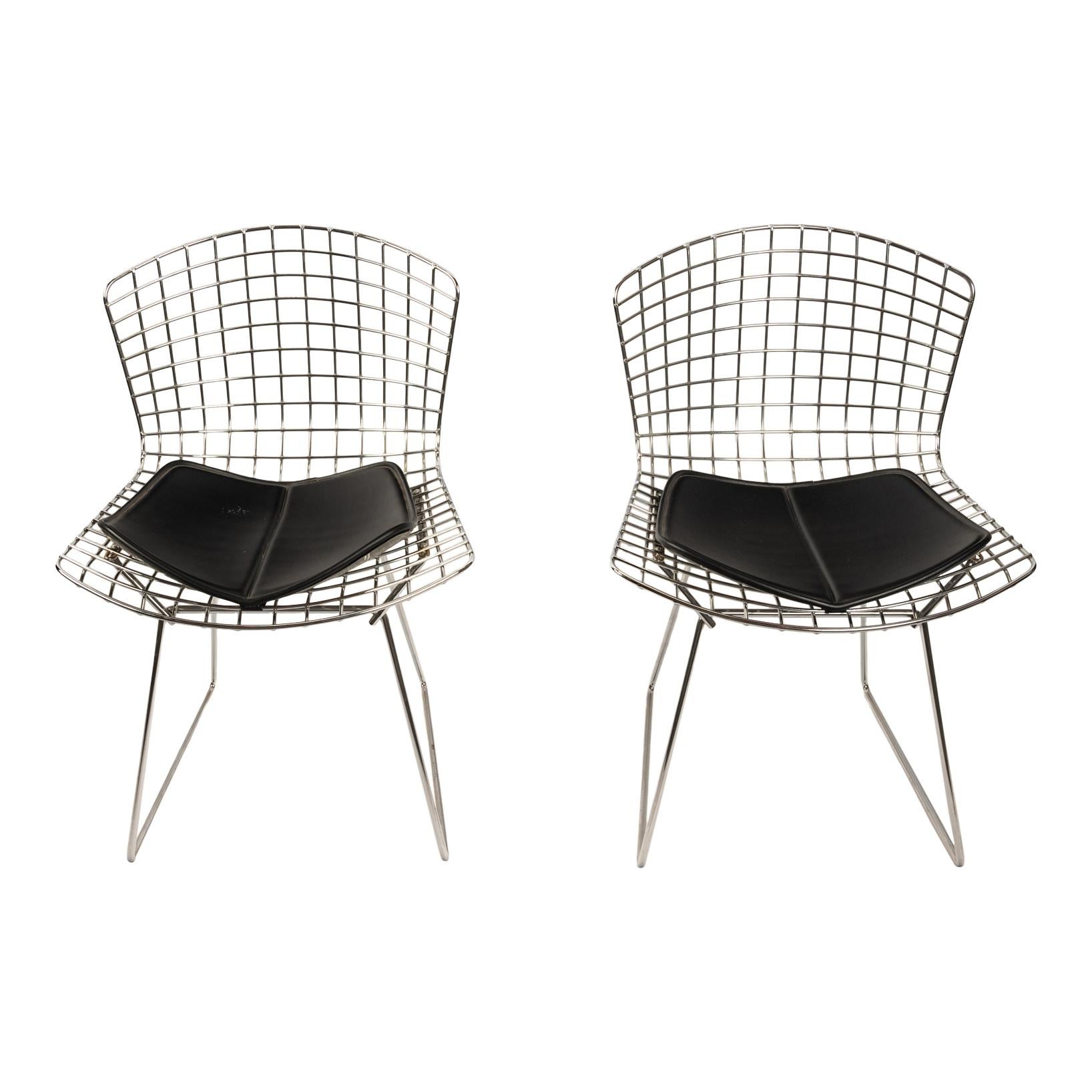 Fantastica coppia di sedie Harry Bertoia del Mid Century Modern di Knoll, Inc. Disegnate da Harry Bertoia nel 1952, sono un'icona del design moderno di metà secolo. 

Bertoia ha creato una grazia sublime da un materiale industriale, creando un