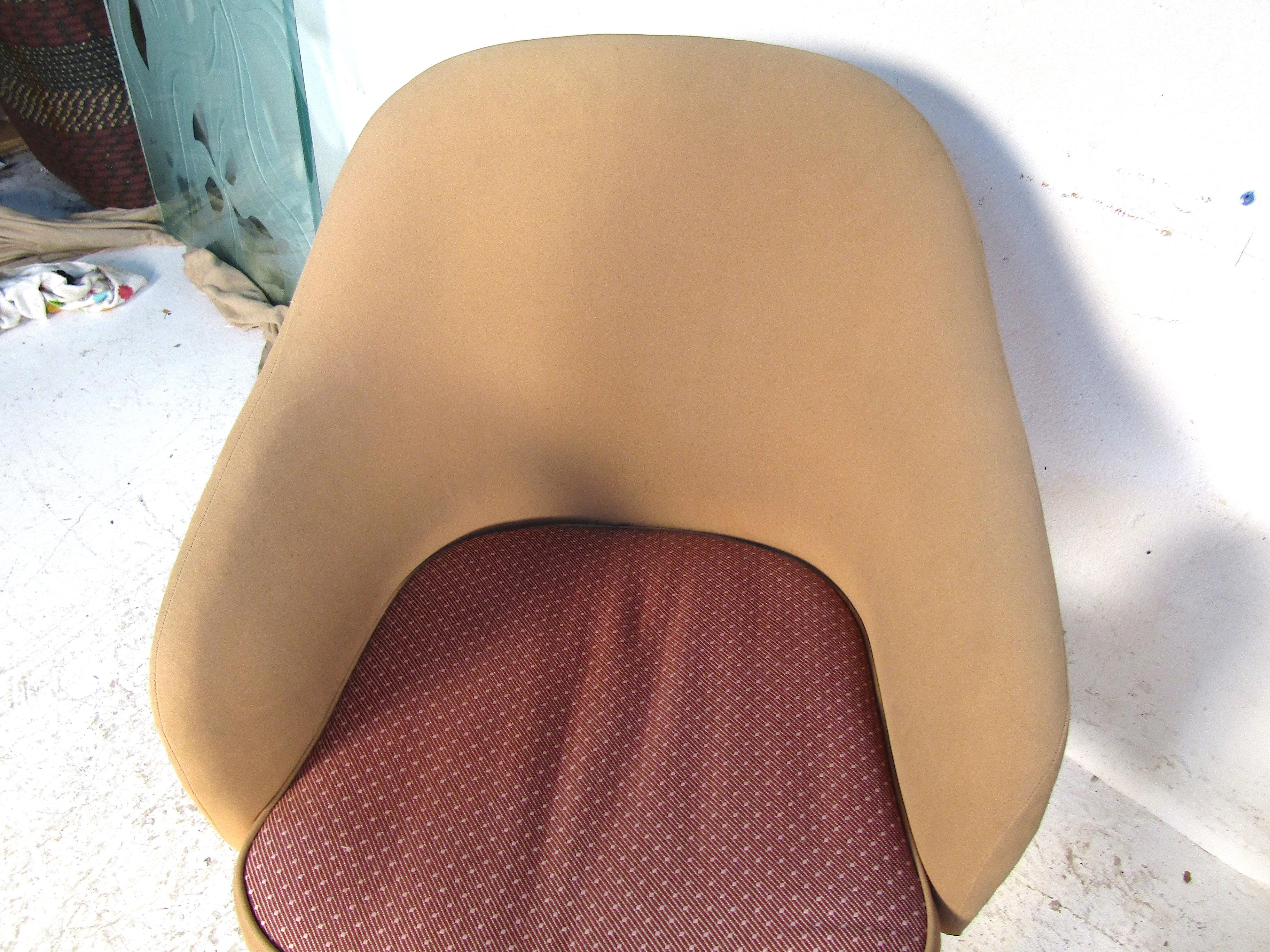 Upholstery Pair of Mid-Century Modern Lawsonia Armchairs For Sale