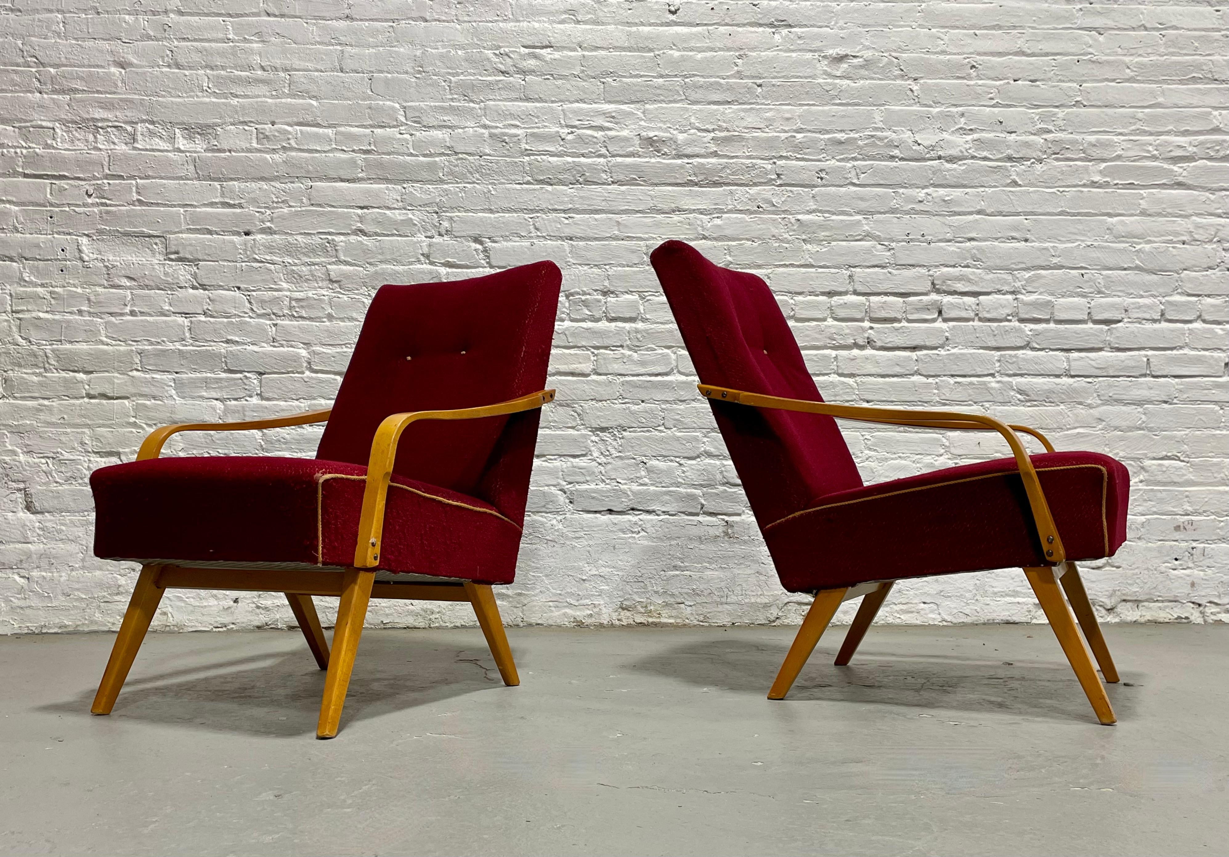 Paire de chaises longues originales, conçues par Jaroslav Smidek, fabriquées en Tchécoslovaquie, C.I.C., années 1960. Ces chaises sculpturales sont des exemples célèbres du modernisme tchèque d'après-guerre, combinant des lignes architecturales